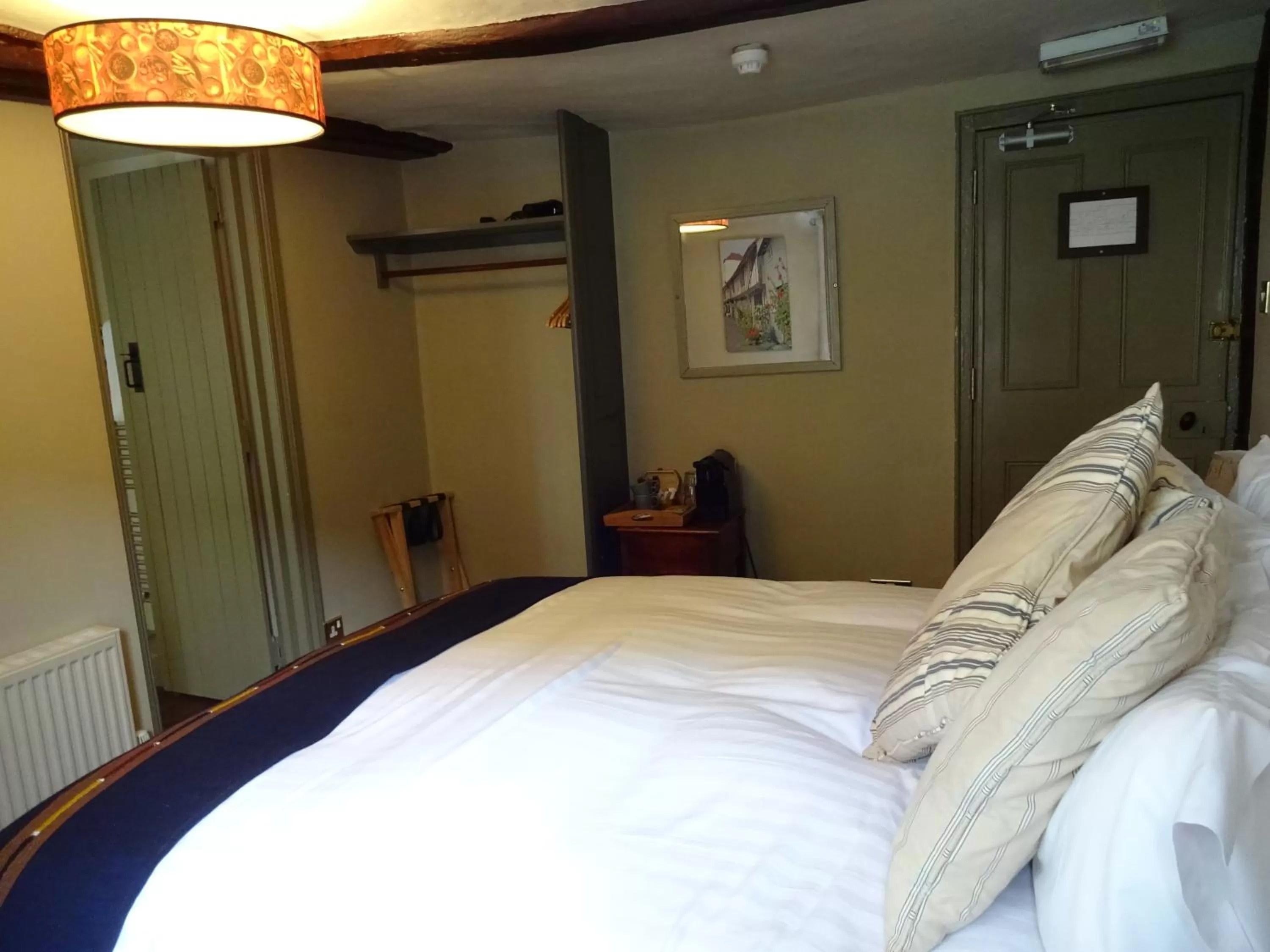 Photo of the whole room, Bed in The Cross Keys