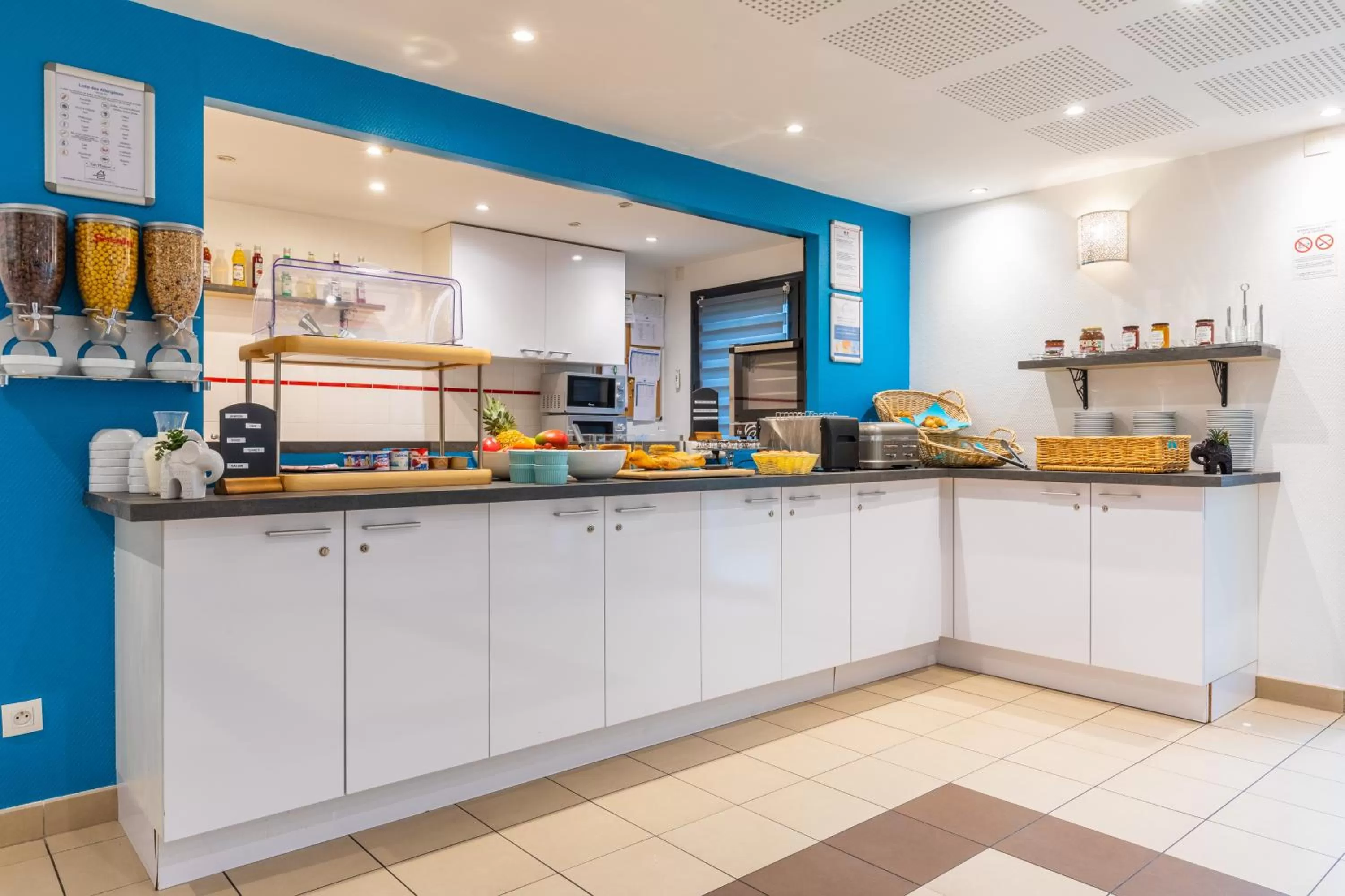 Buffet breakfast in Zenitude Hôtel-Résidences Magny-les-Hameaux