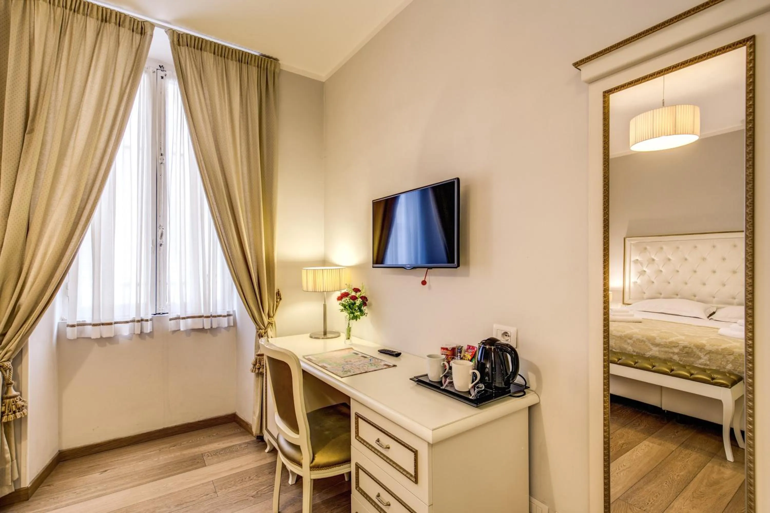 TV and multimedia, Bed in Gravina Suite Frattina