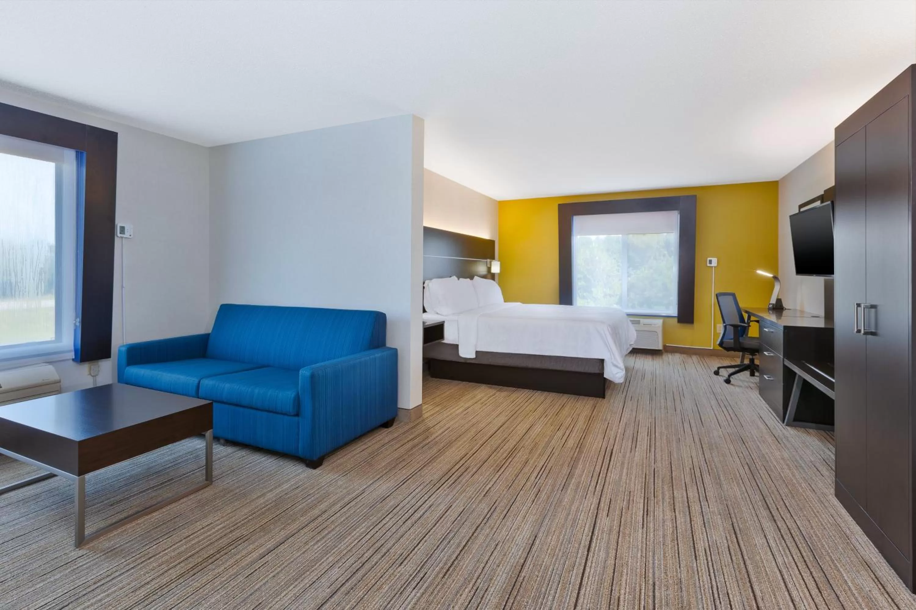 Photo of the whole room, Bed in Holiday Inn Express Hotel & Suites Cleveland-Richfield by IHG