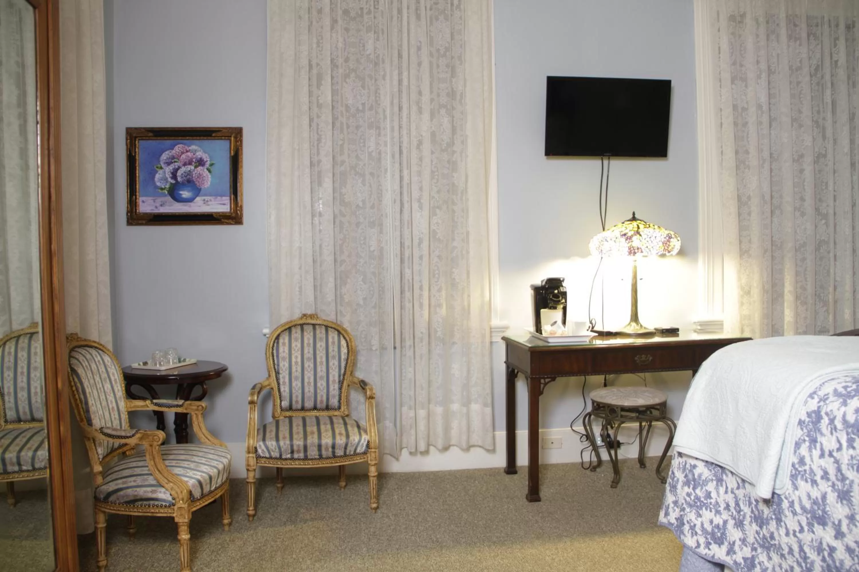 Seating area, Bed in Flowertown Bed and Breakfast