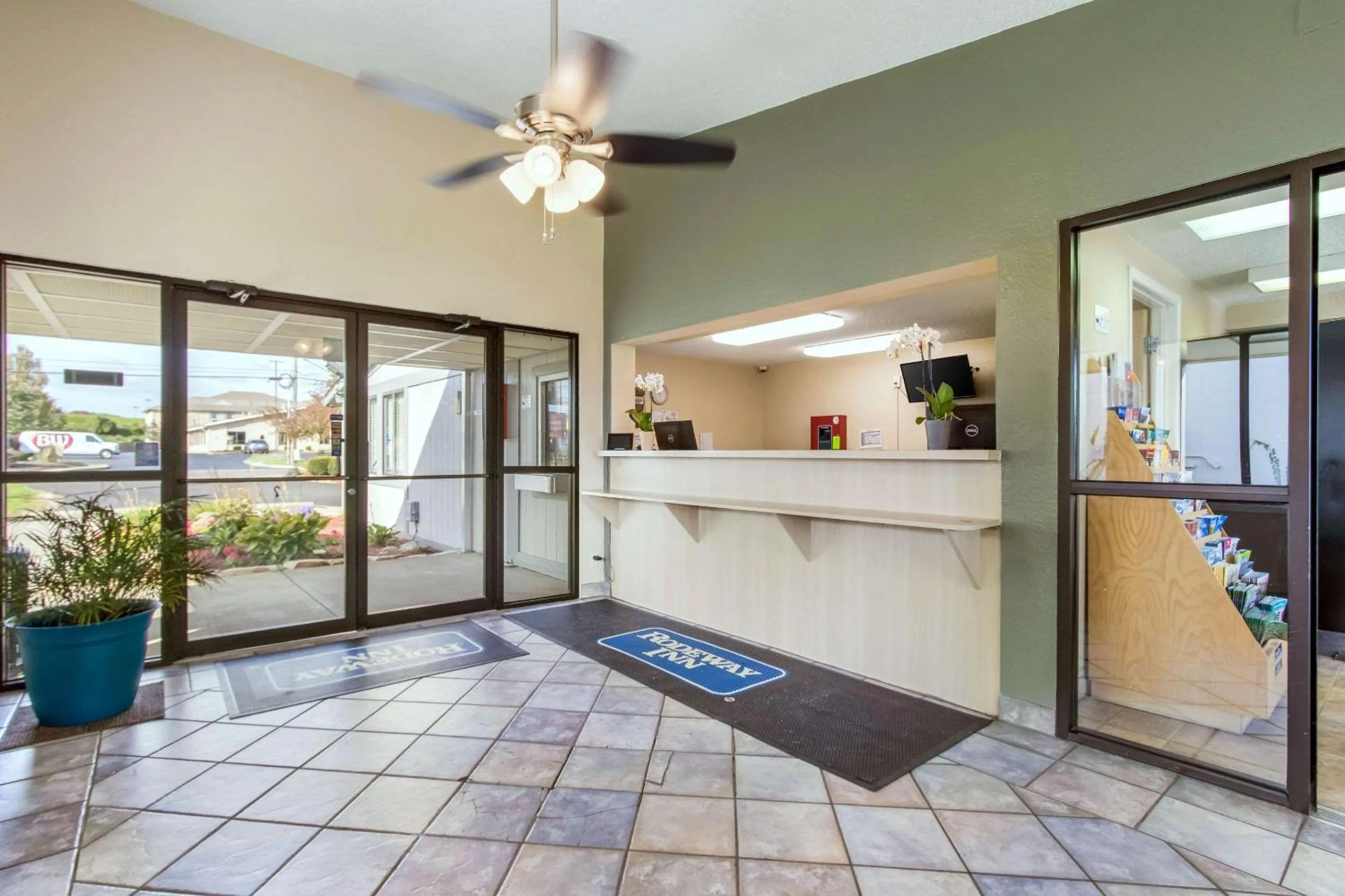 Lobby or reception in Rodeway Inn Near Hall of Fame