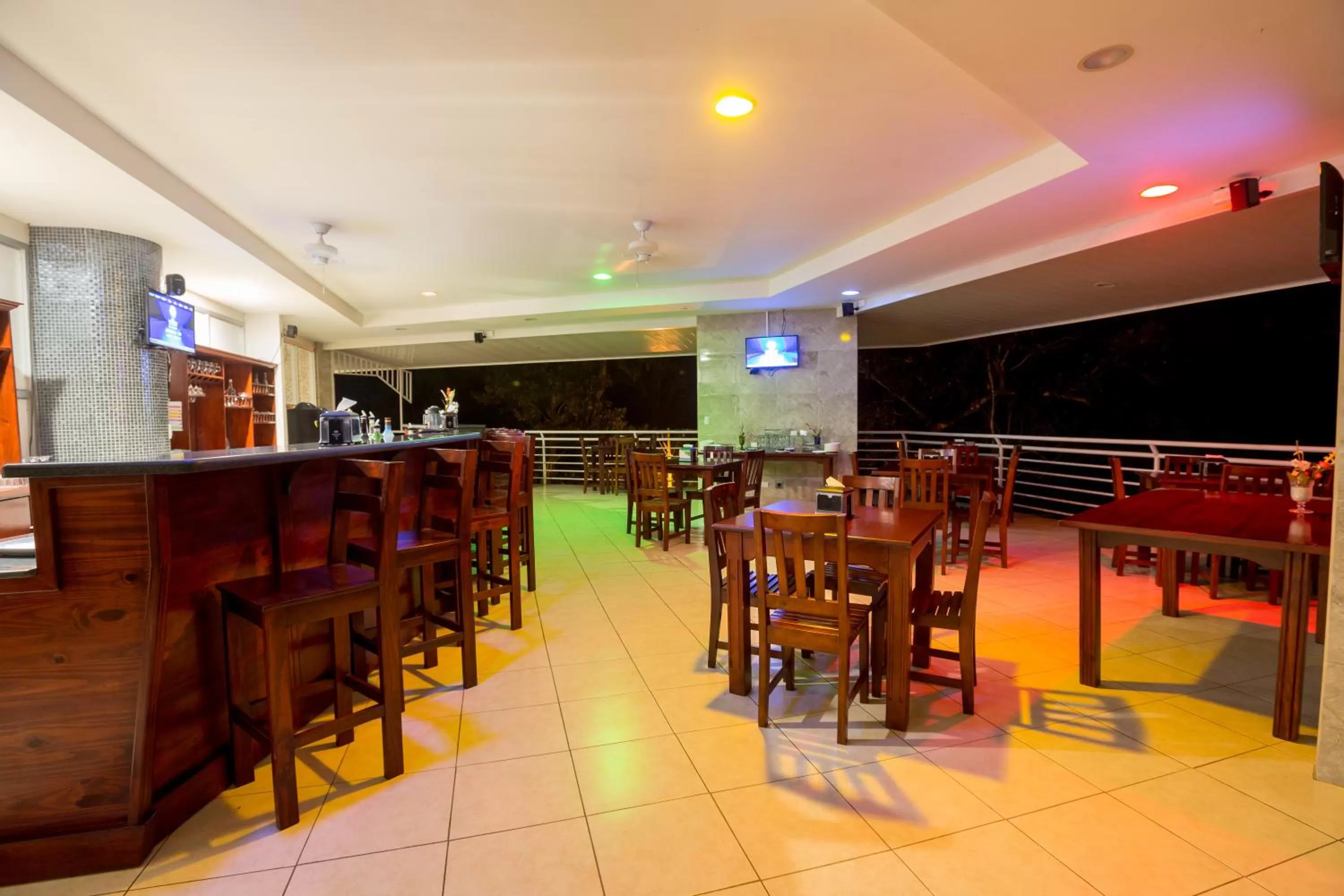 Lounge or bar in Hotel Arenas en Punta Leona
