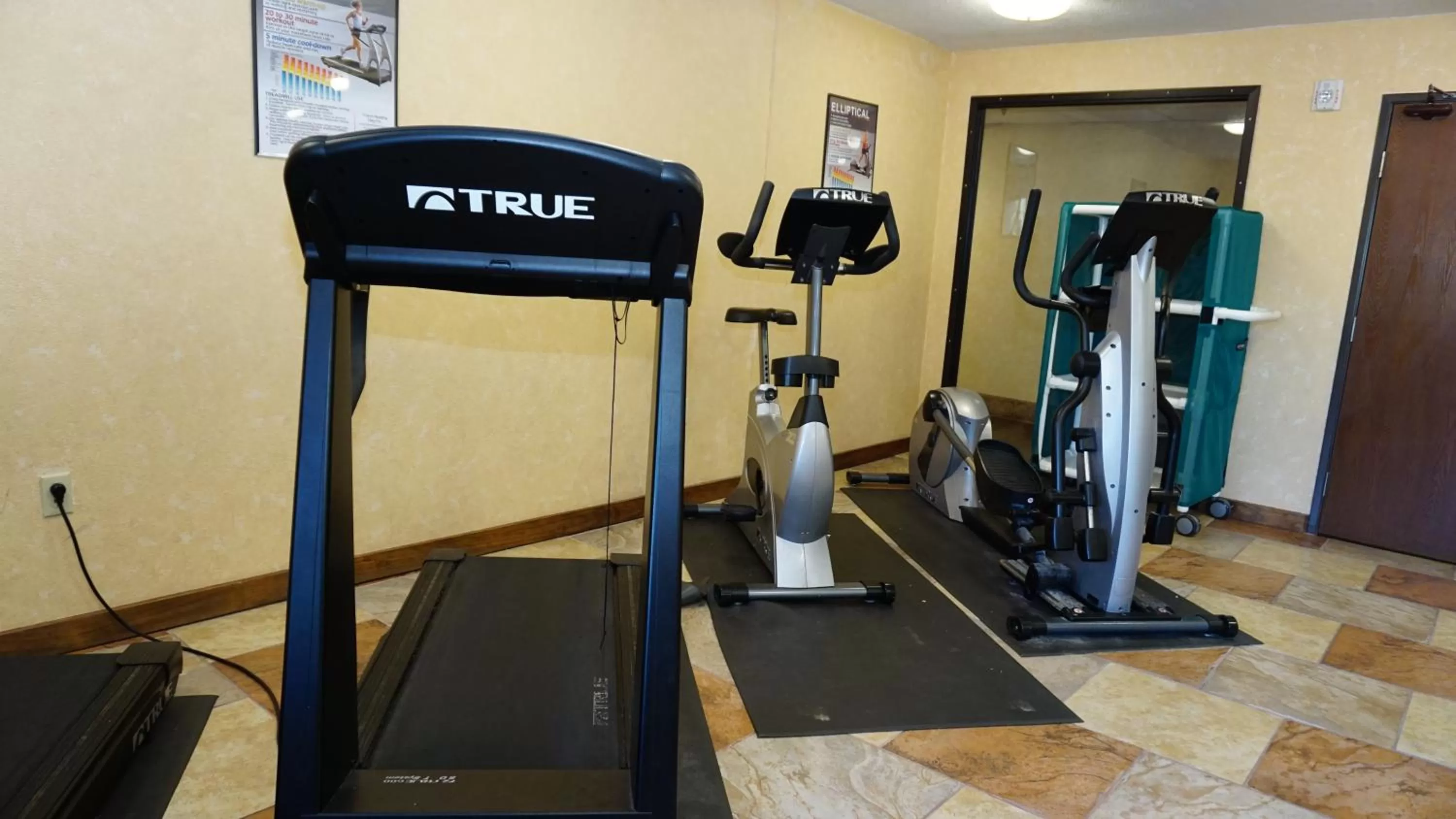 Fitness centre/facilities in Baymont by Wyndham Arlington At Six Flags Dr