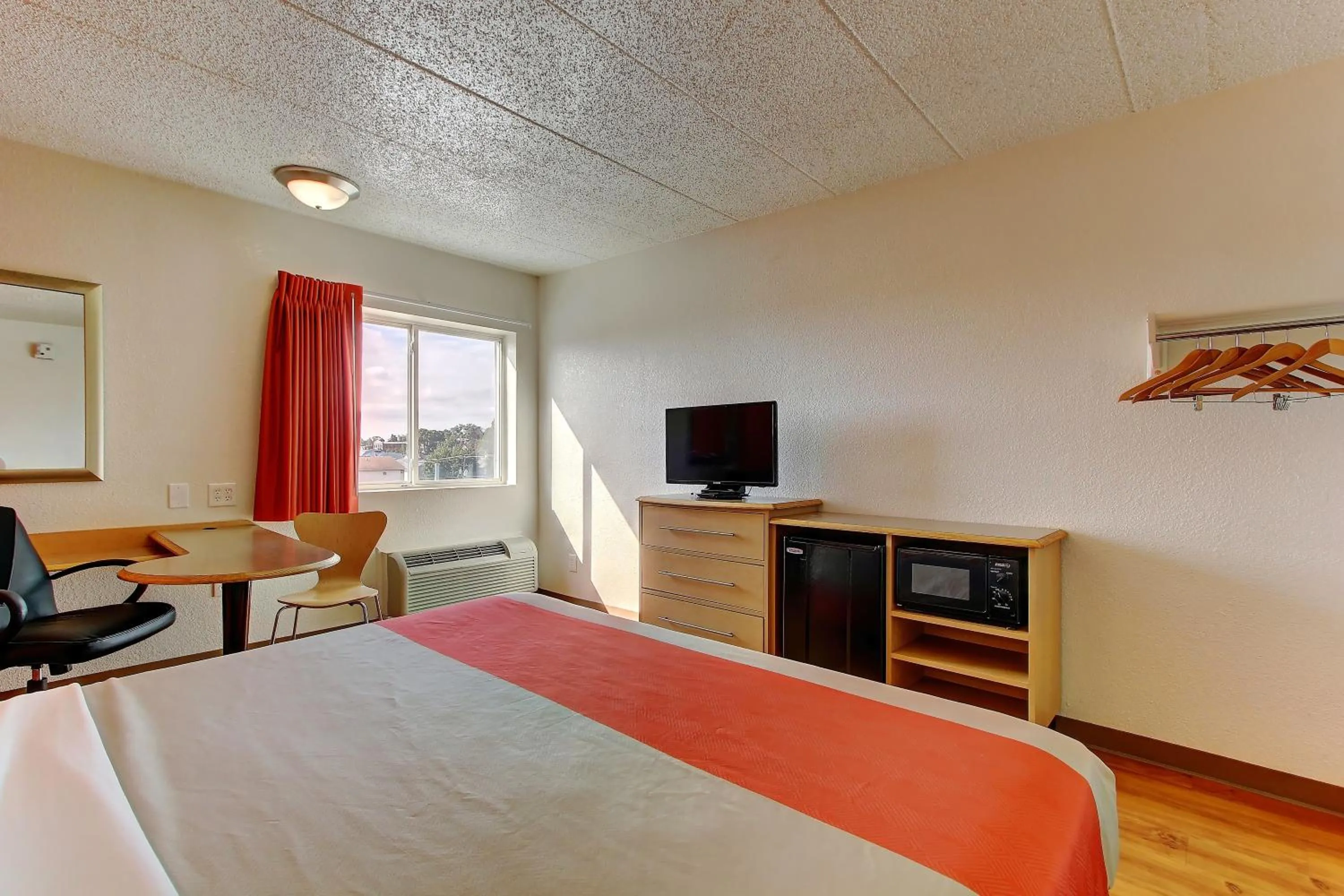 TV and multimedia, Bed in Motel 6-York, PA - North