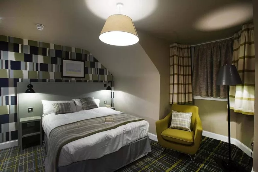 Shower, Bed in Jolly's Hotel Wetherspoon