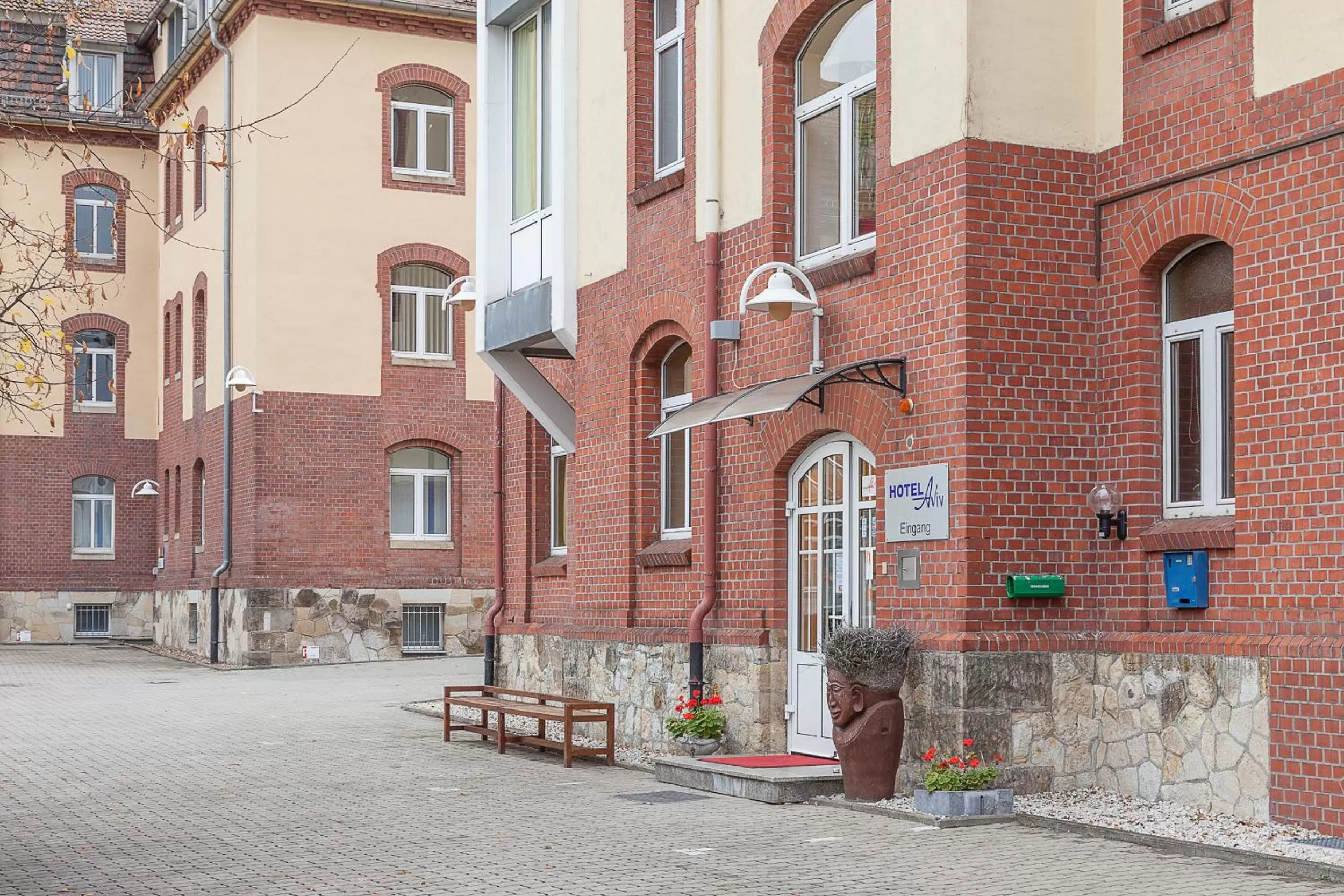 Facade/entrance in Hotel Aviv Dresden
