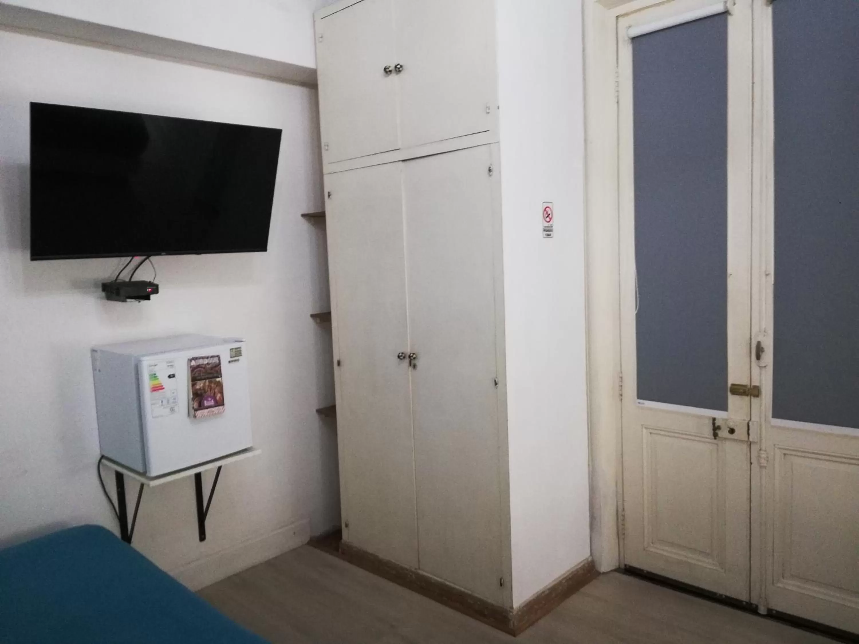 TV/Entertainment Center in Casablanca Boutique Hotel Adrogué