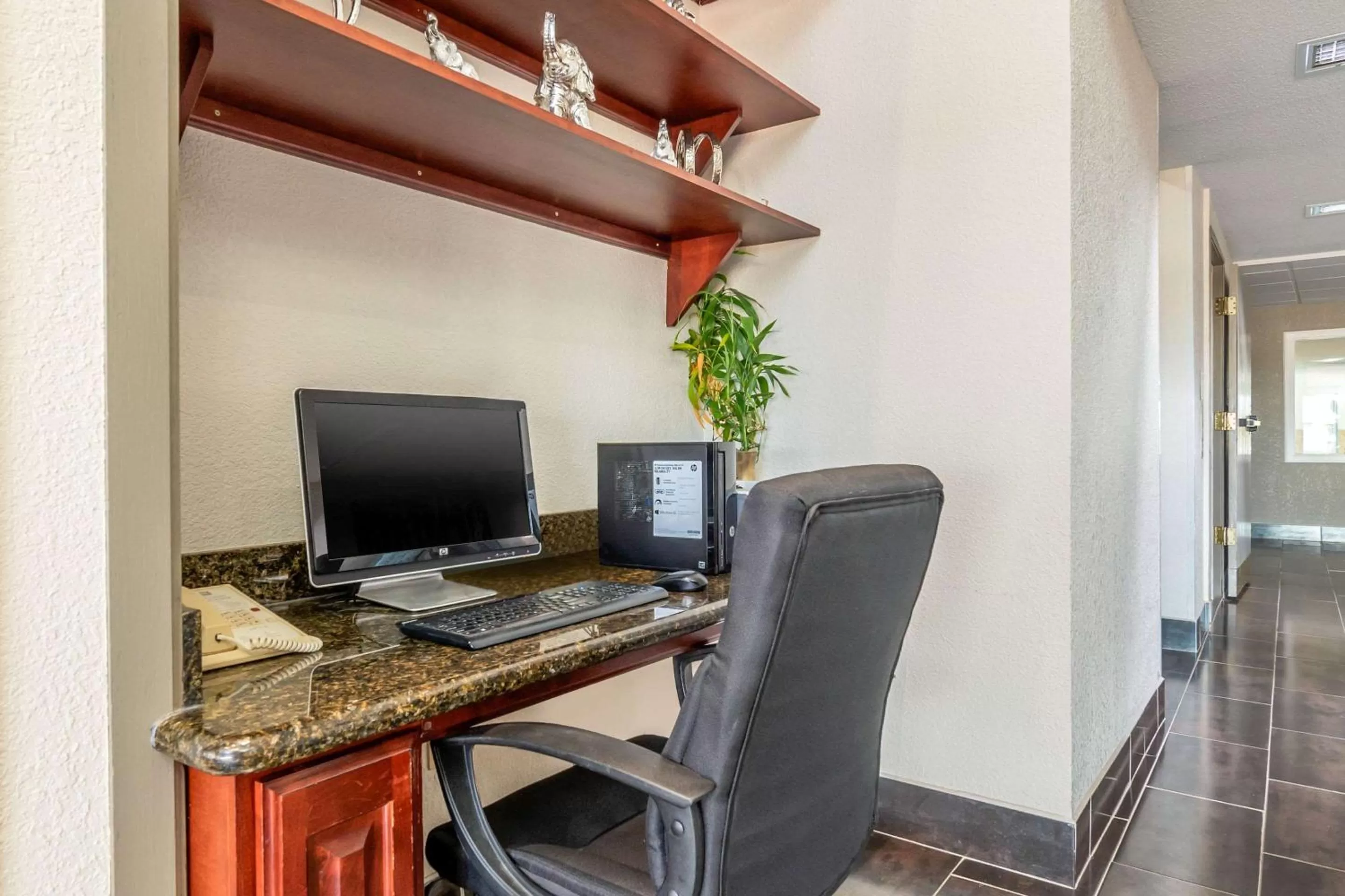 Business facilities in Quality Suites Kansas City International Airport