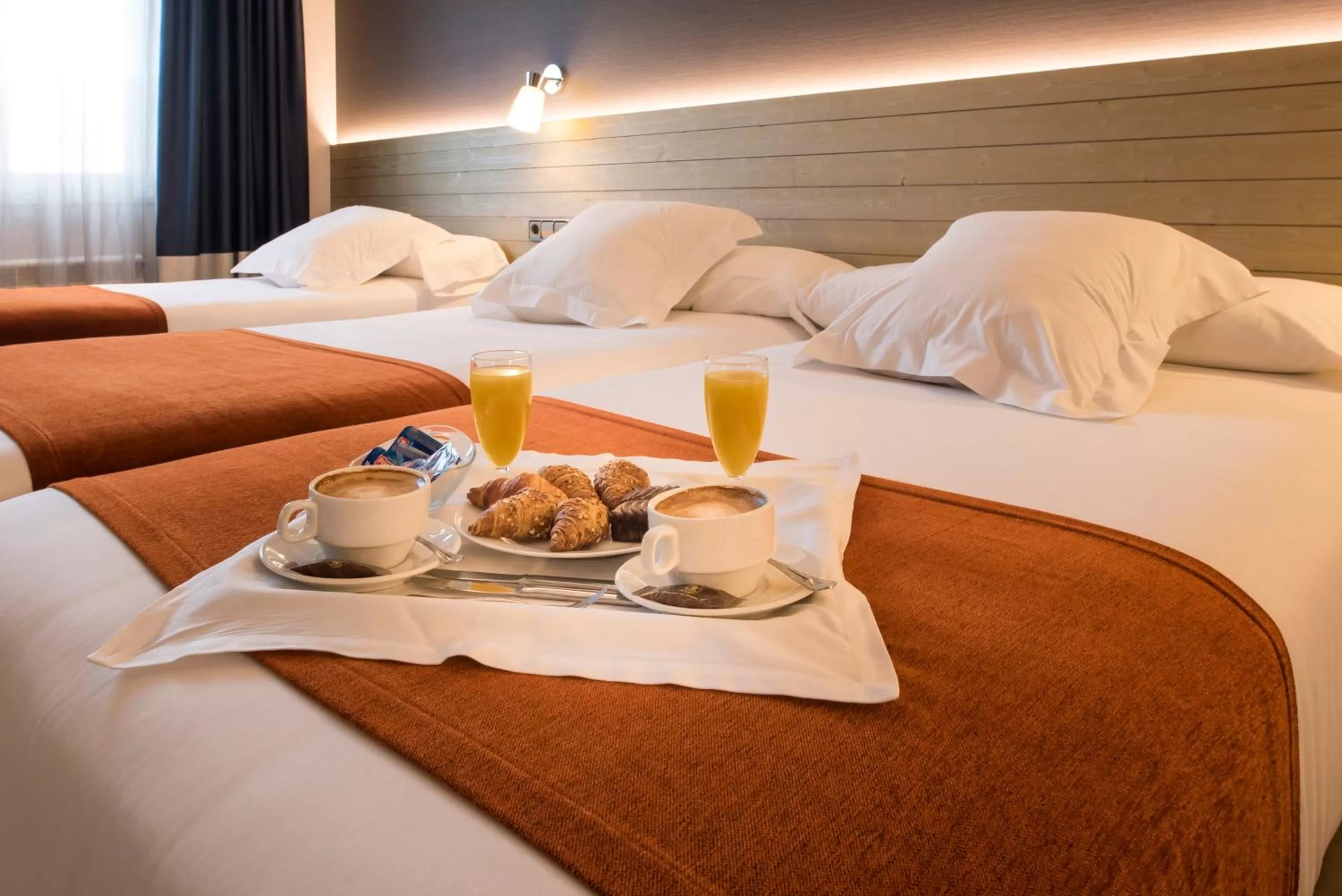 Breakfast, Bed in Hotel Avenida