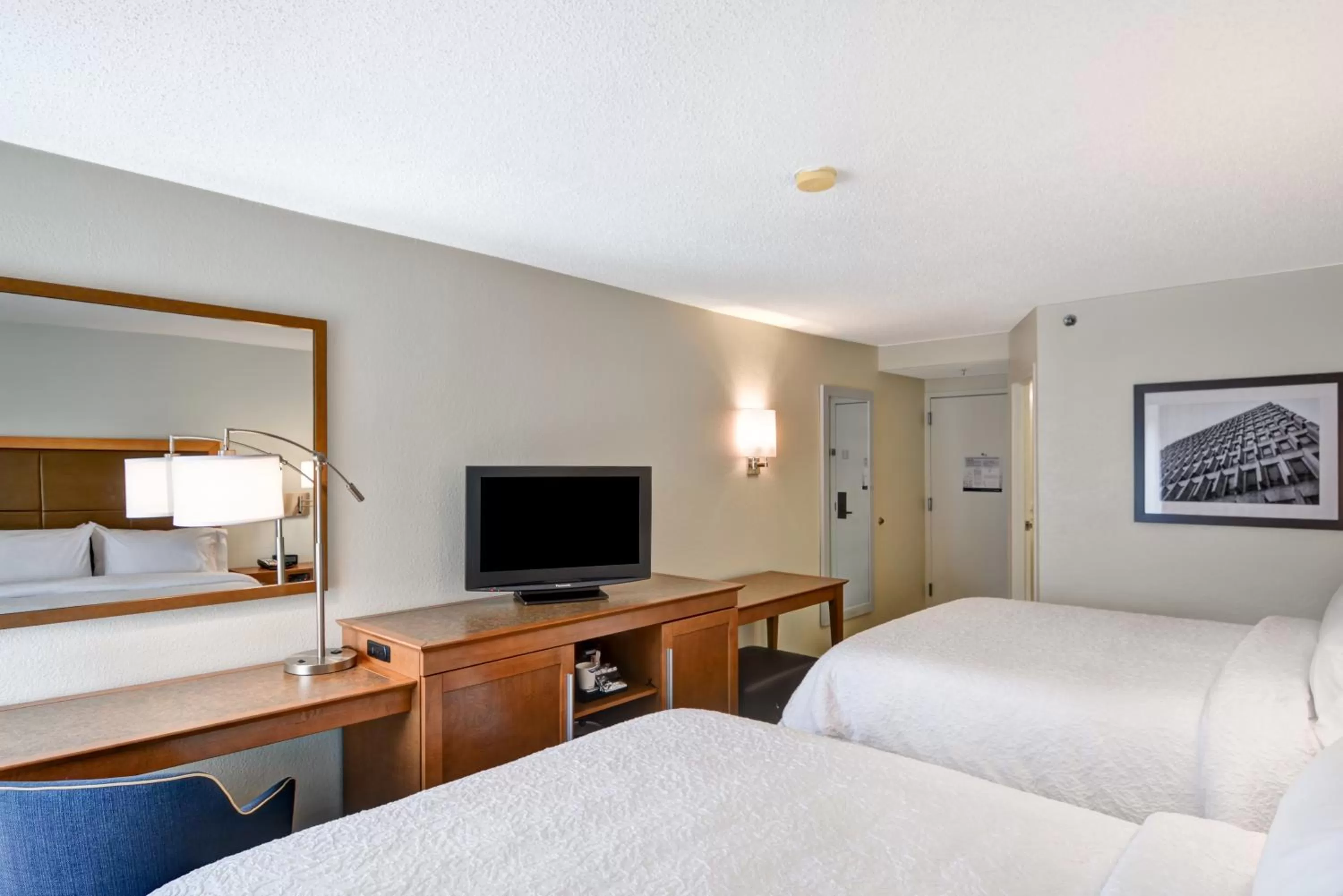 Photo of the whole room, Bed in Hampton Inn Columbia-I-26 Airport