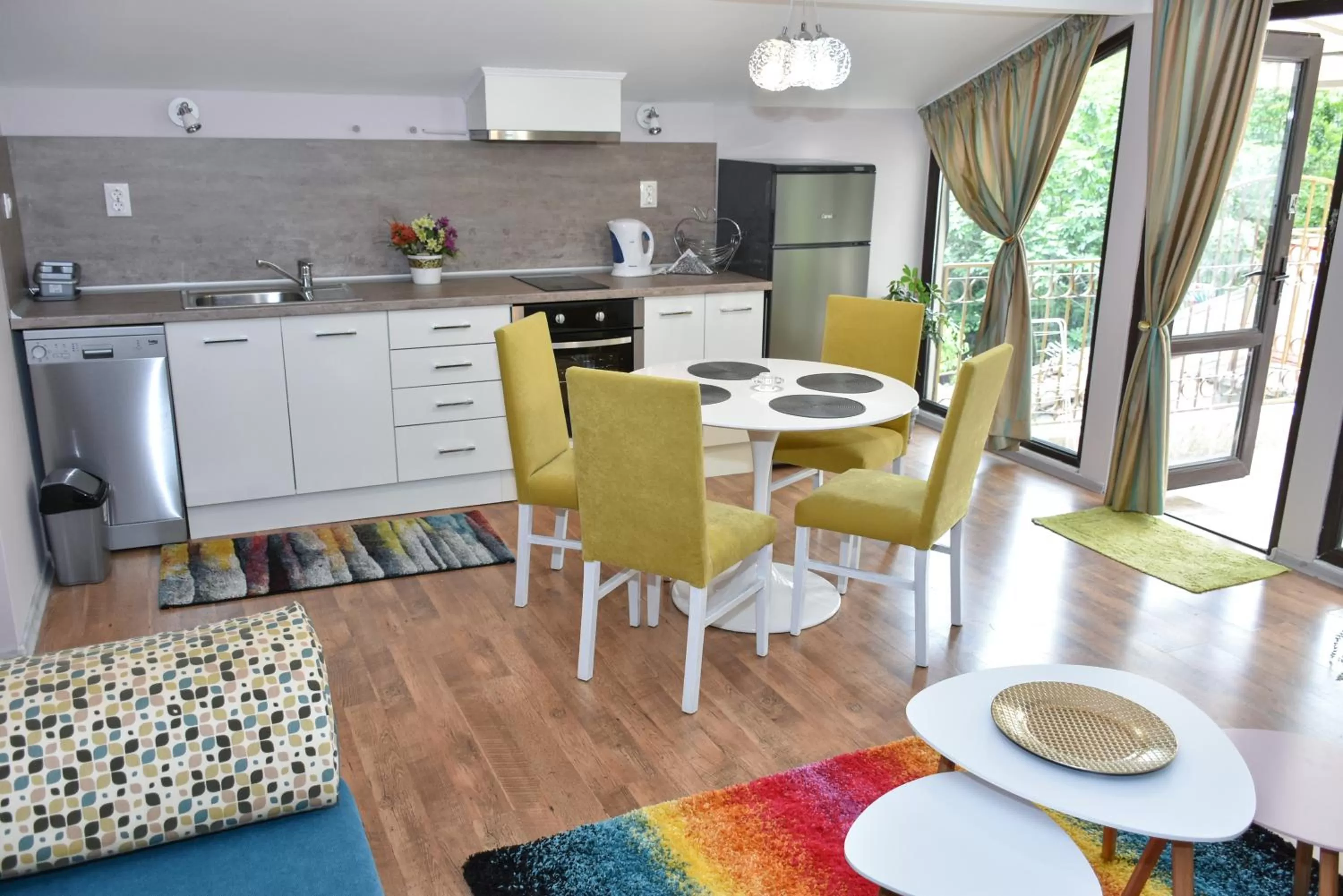 Balcony/Terrace, Kitchen/Kitchenette in White Rose Family Guest House