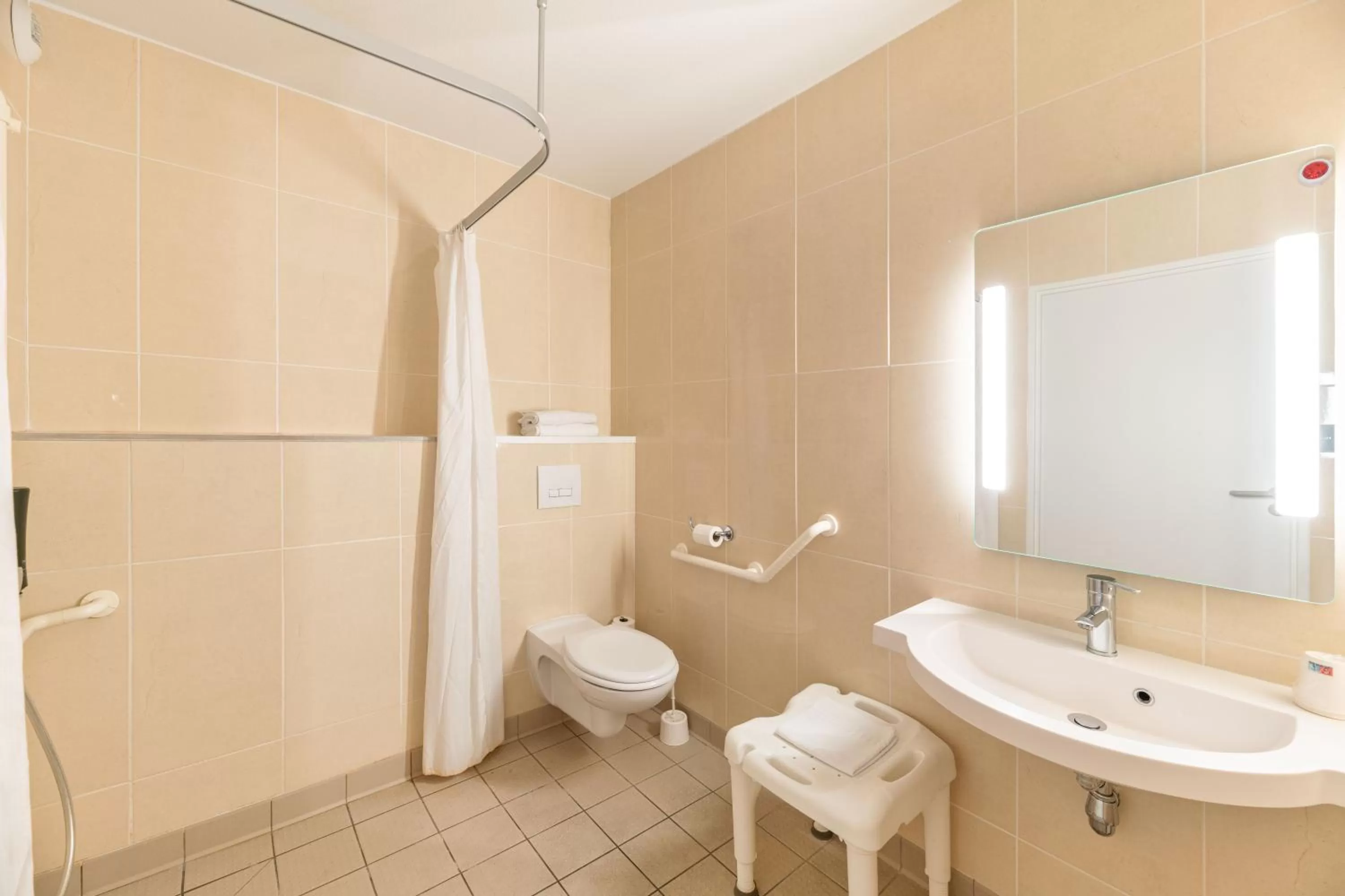 Bathroom in B&B HOTEL Lyon Sud États-Unis