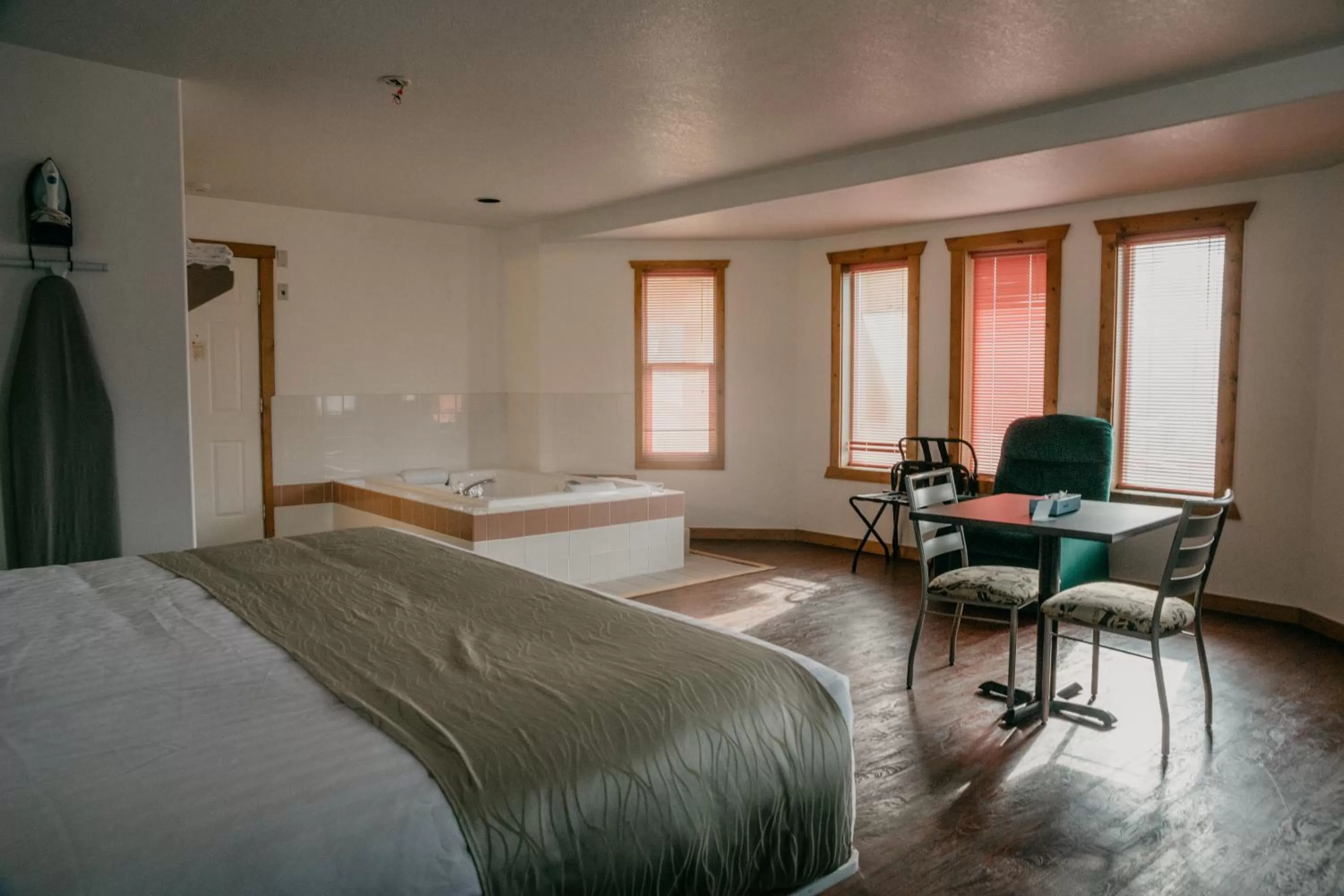 Photo of the whole room in Golden Village Lodge