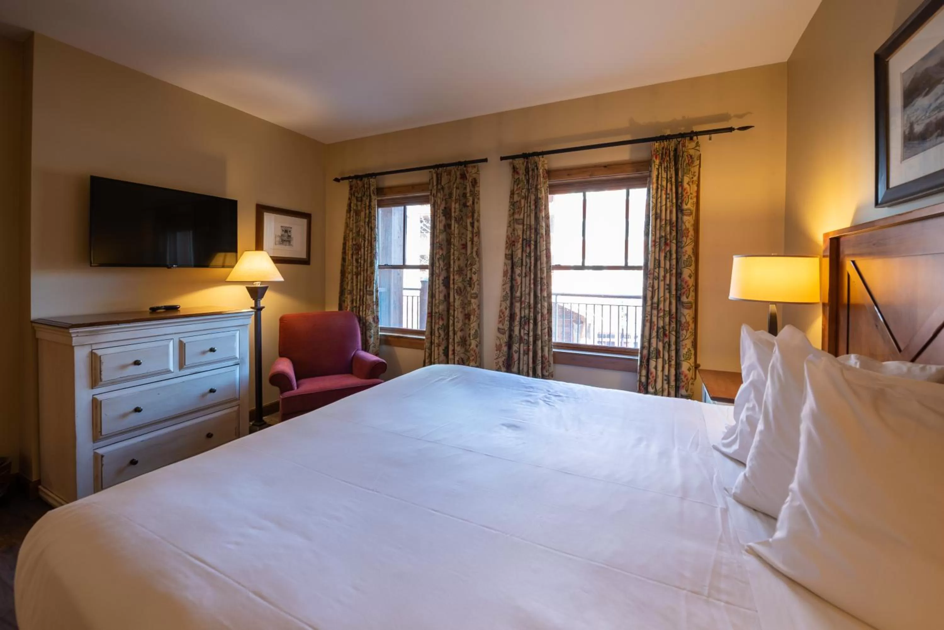 Bed in The Lodge at Mountaineer Square, A Vail Resorts Property