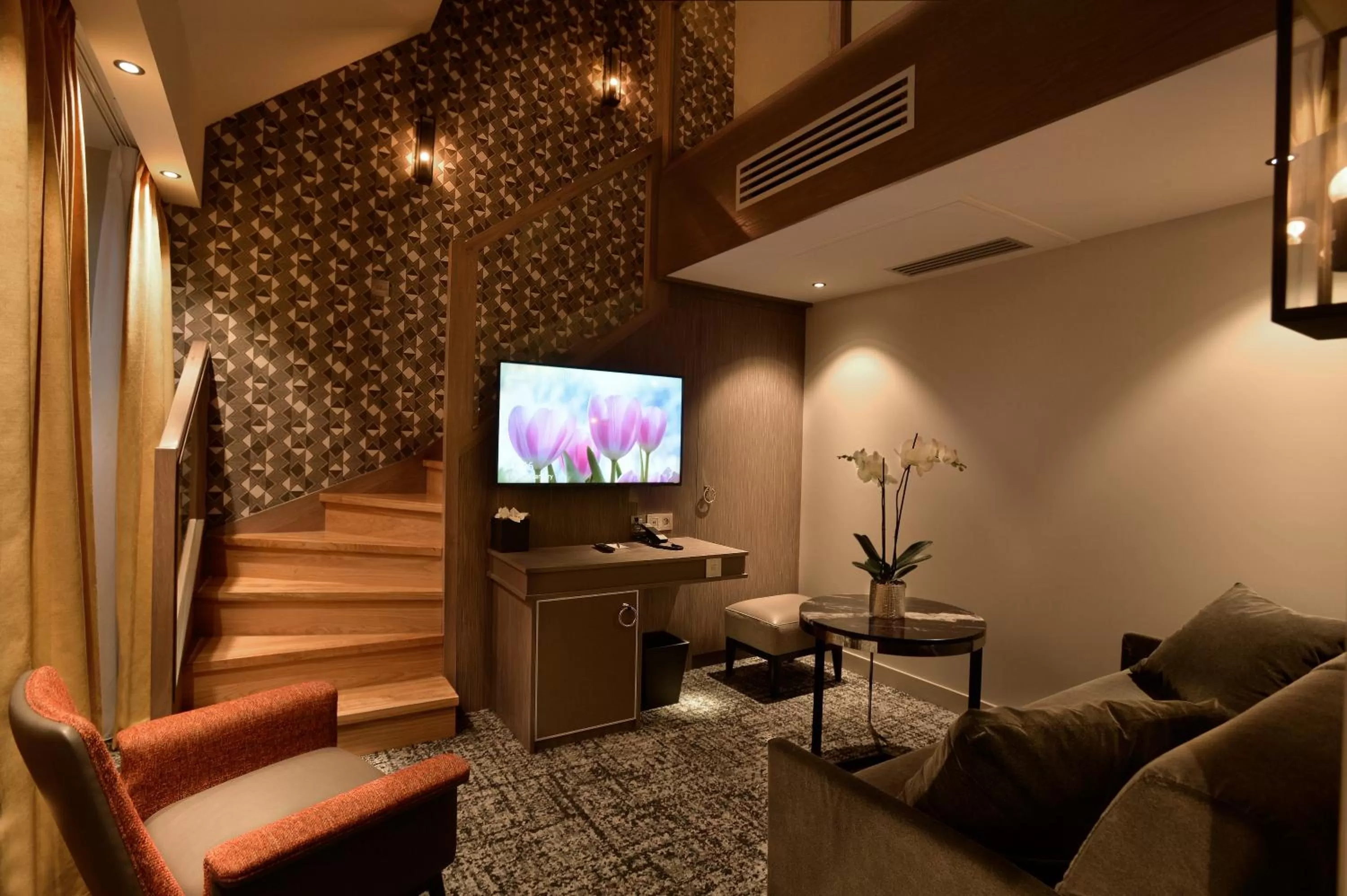 Living room in Hotel La Lanterne & Spa By Timhotel