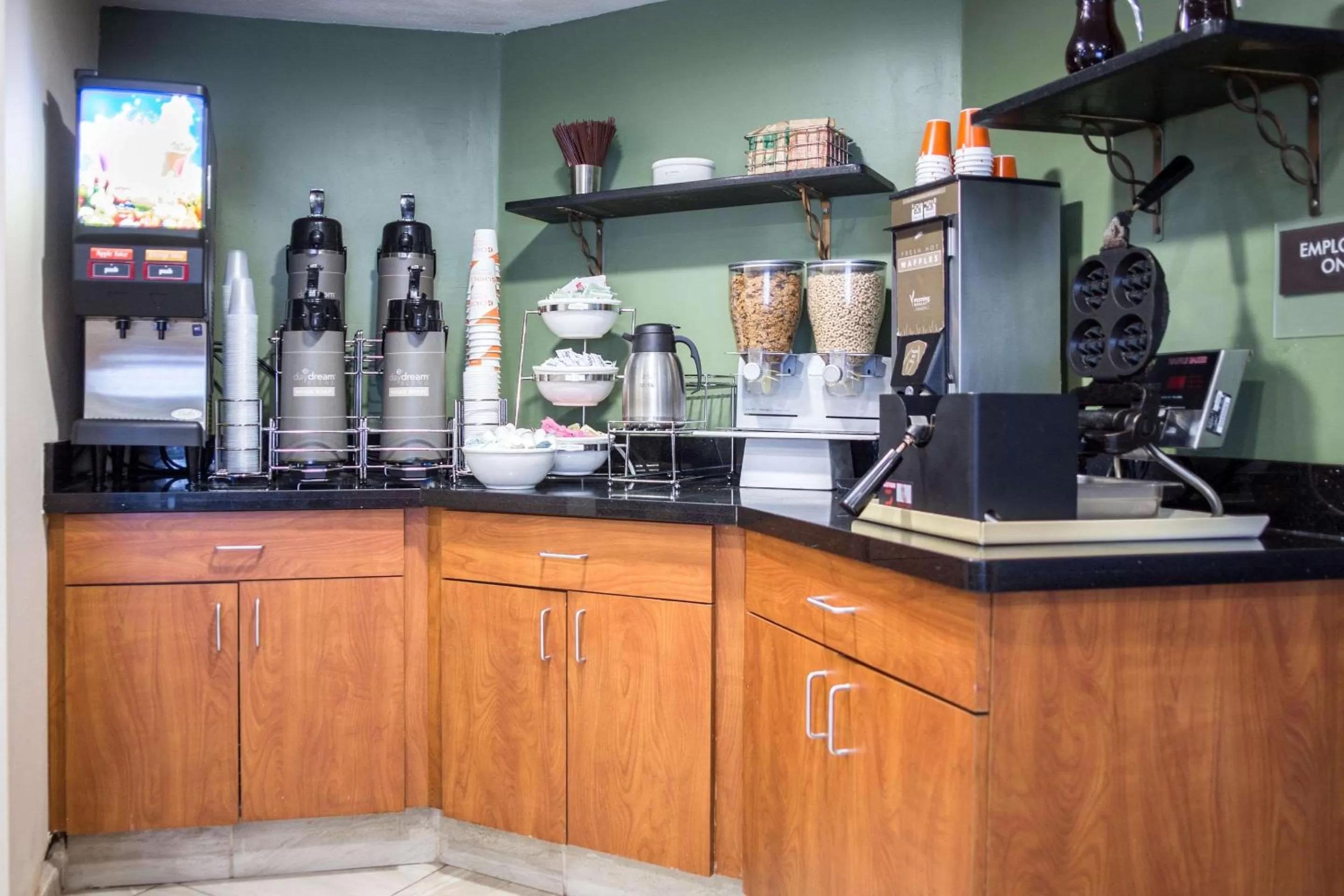 Restaurant/places to eat in Sky Harbor Airport Inn