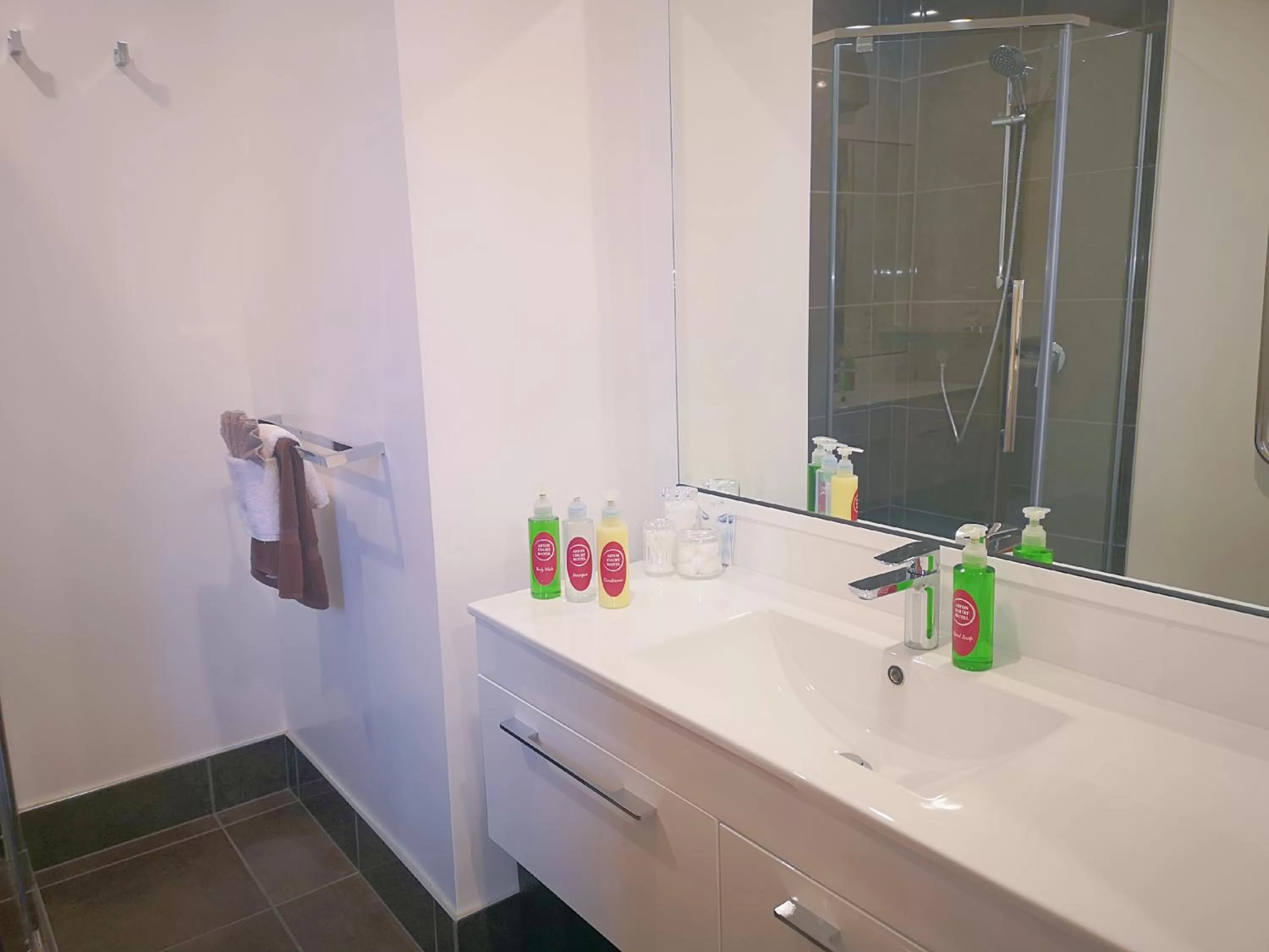 Bathroom in Aston Court Motel