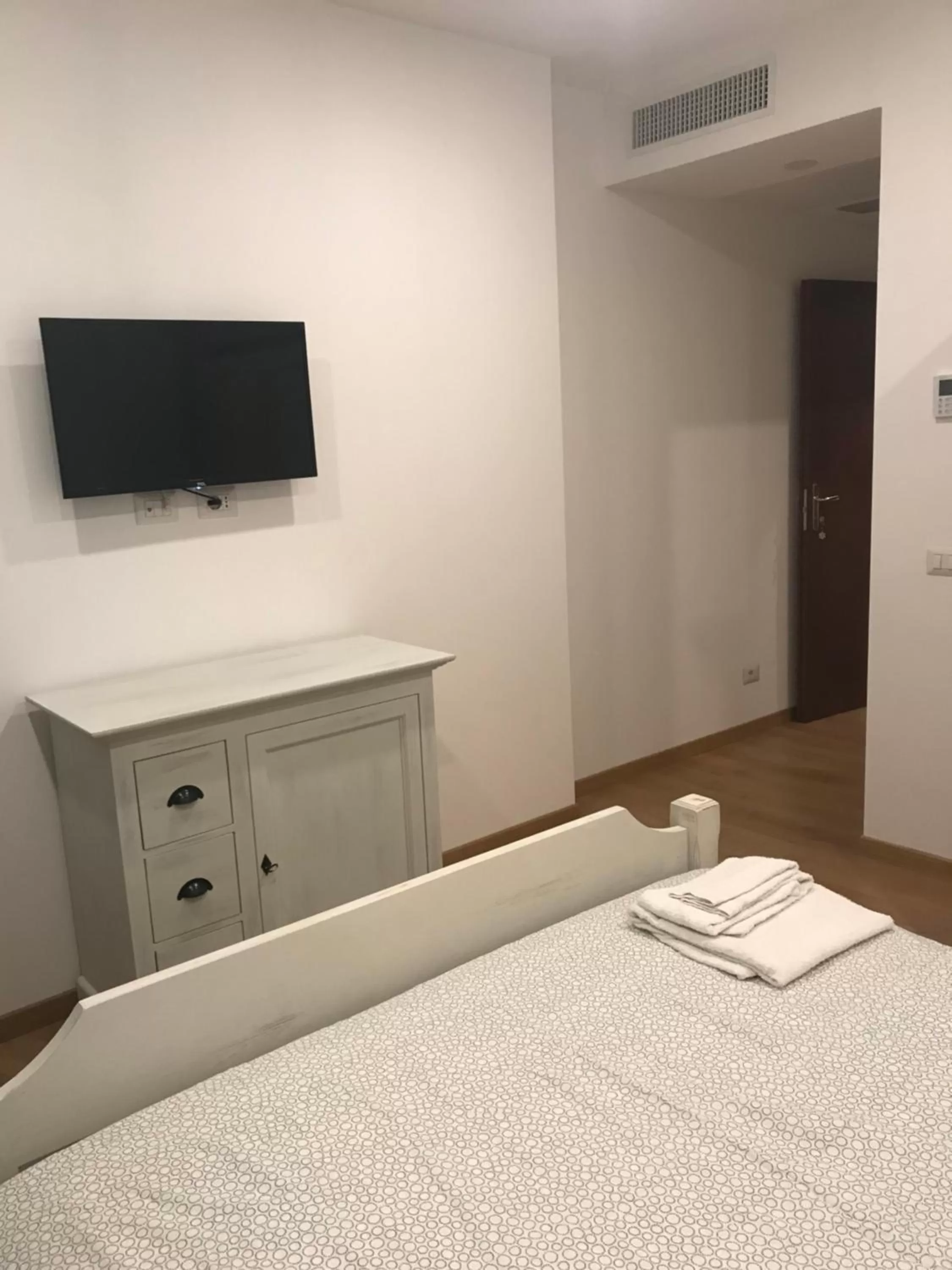 TV/Entertainment Center in A casa di Titty