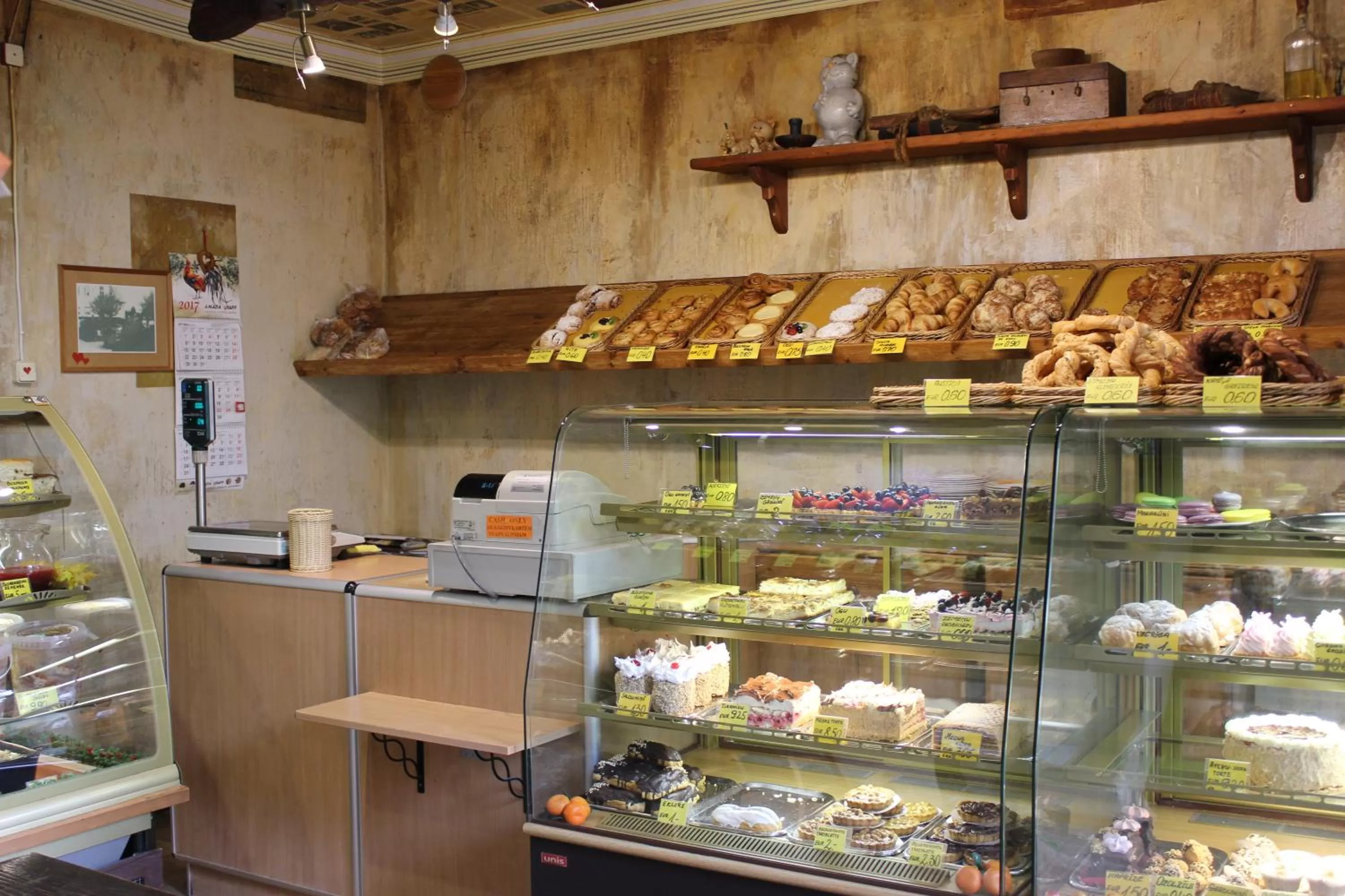 Restaurant/places to eat in City Center Kaķis B&B