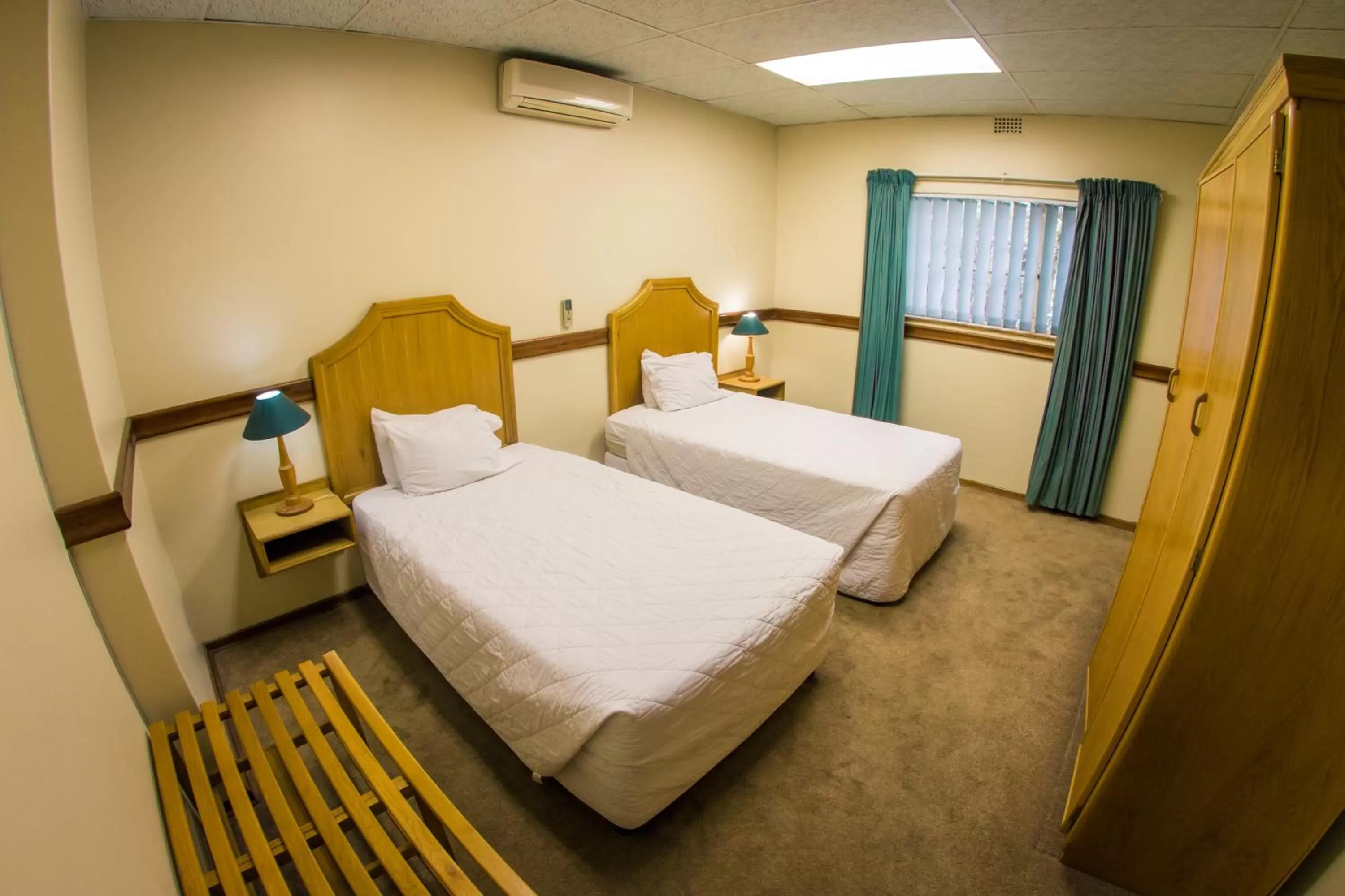 Bed in Horseshoe Inn and Conference Center