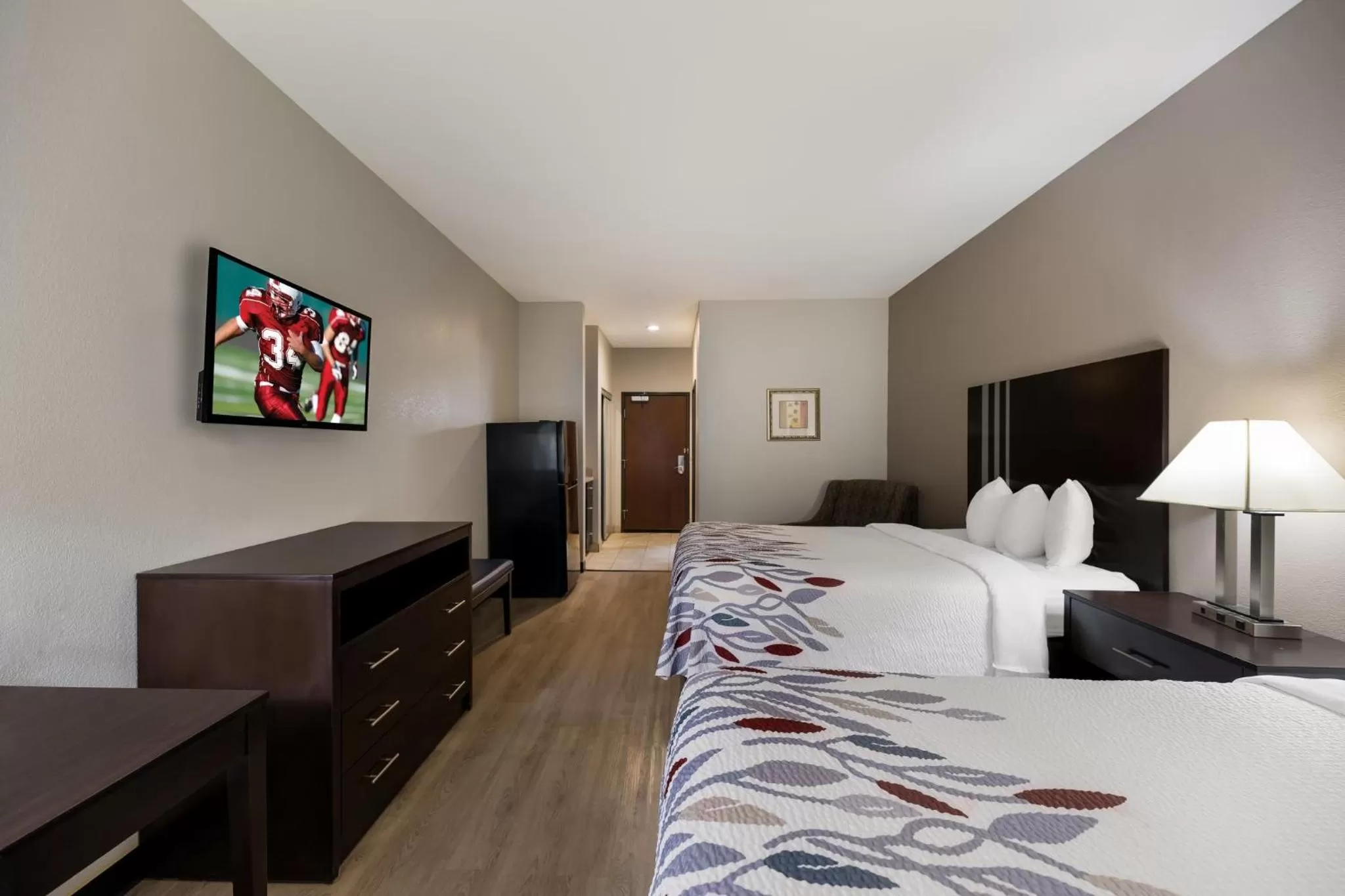 Photo of the whole room, Bed in Red Roof Inn Pecos