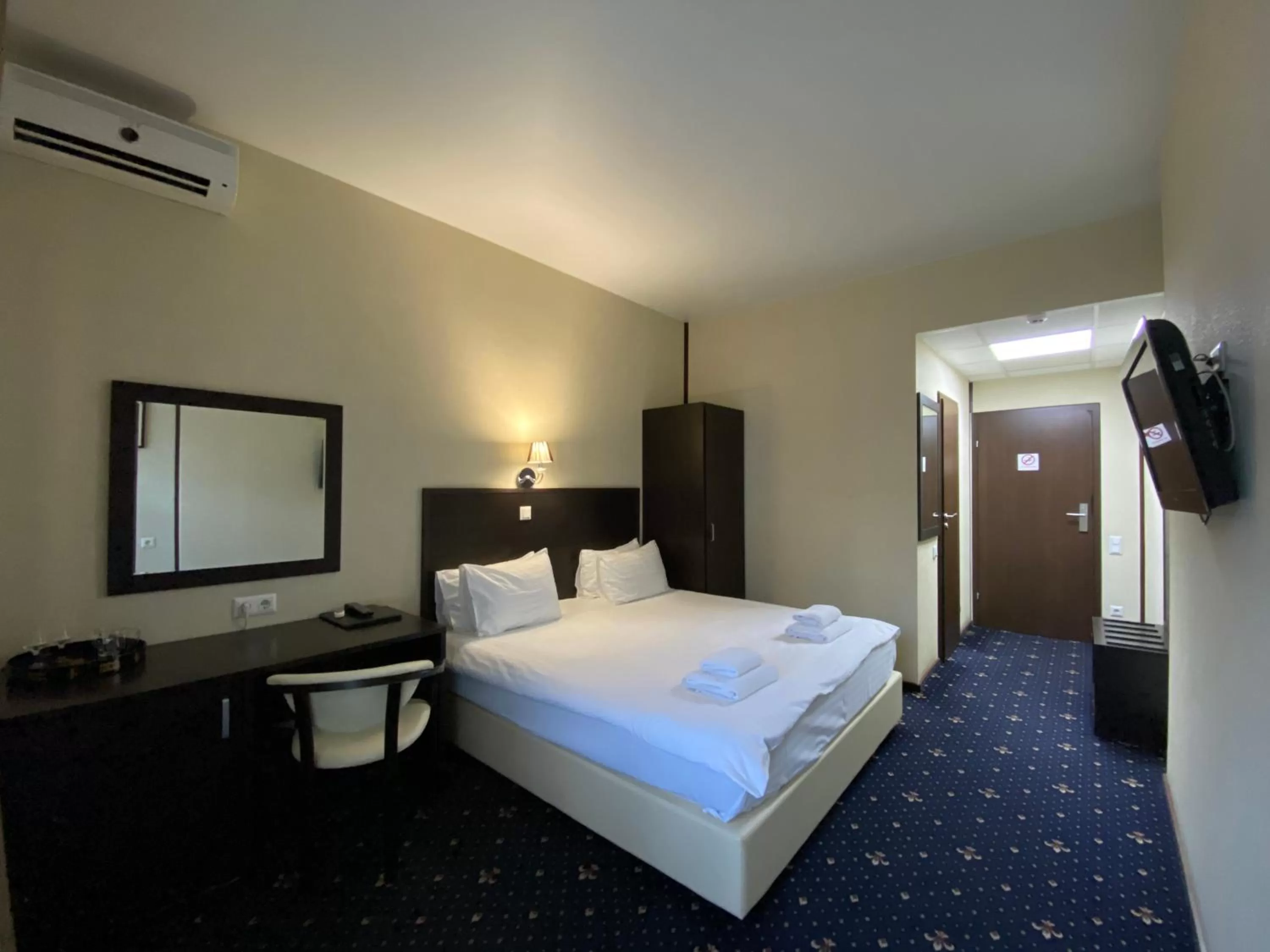 Photo of the whole room, Bed in irisHotels