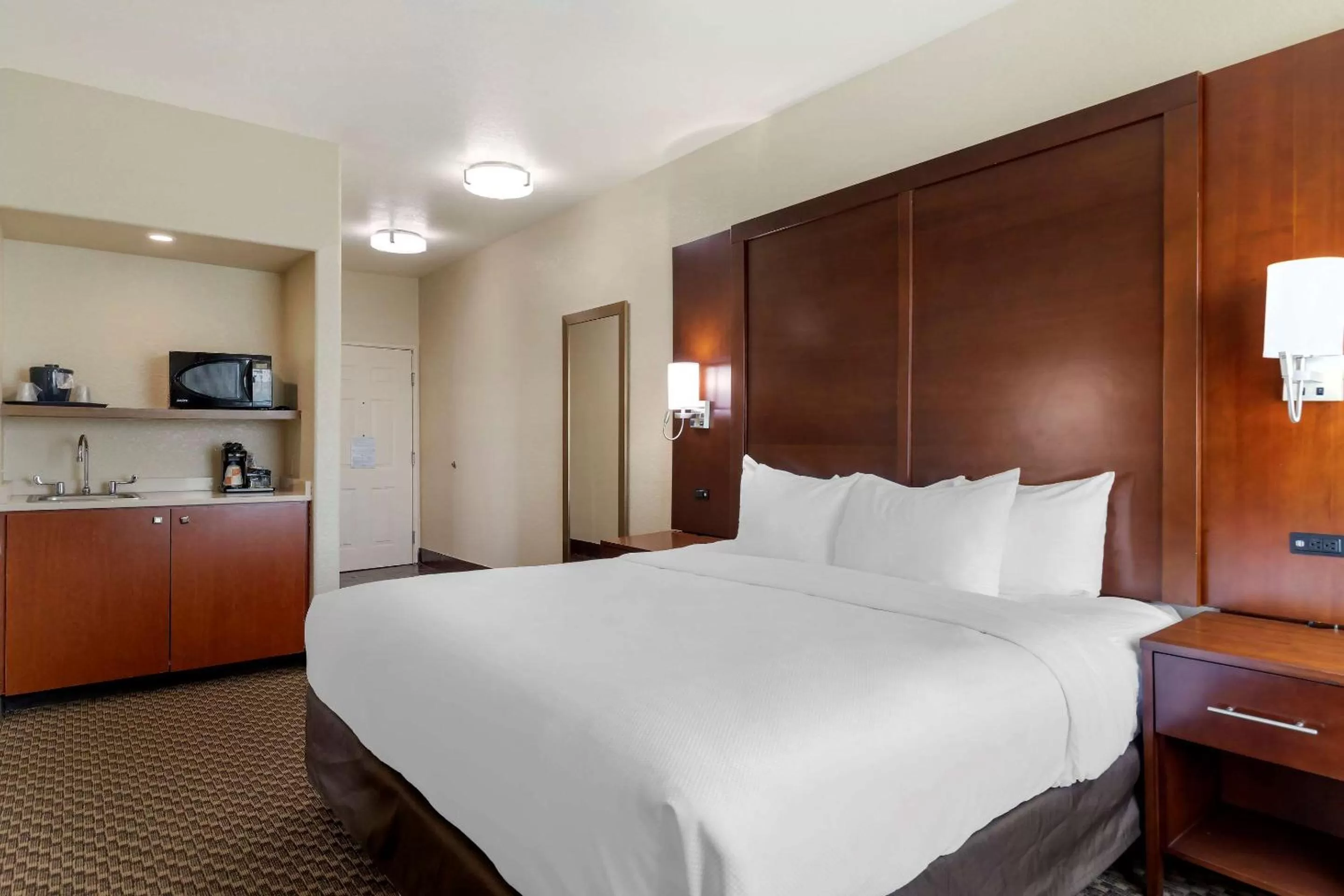 Photo of the whole room, Bed in Comfort Inn & Suites Near Six Flags & Medical Center