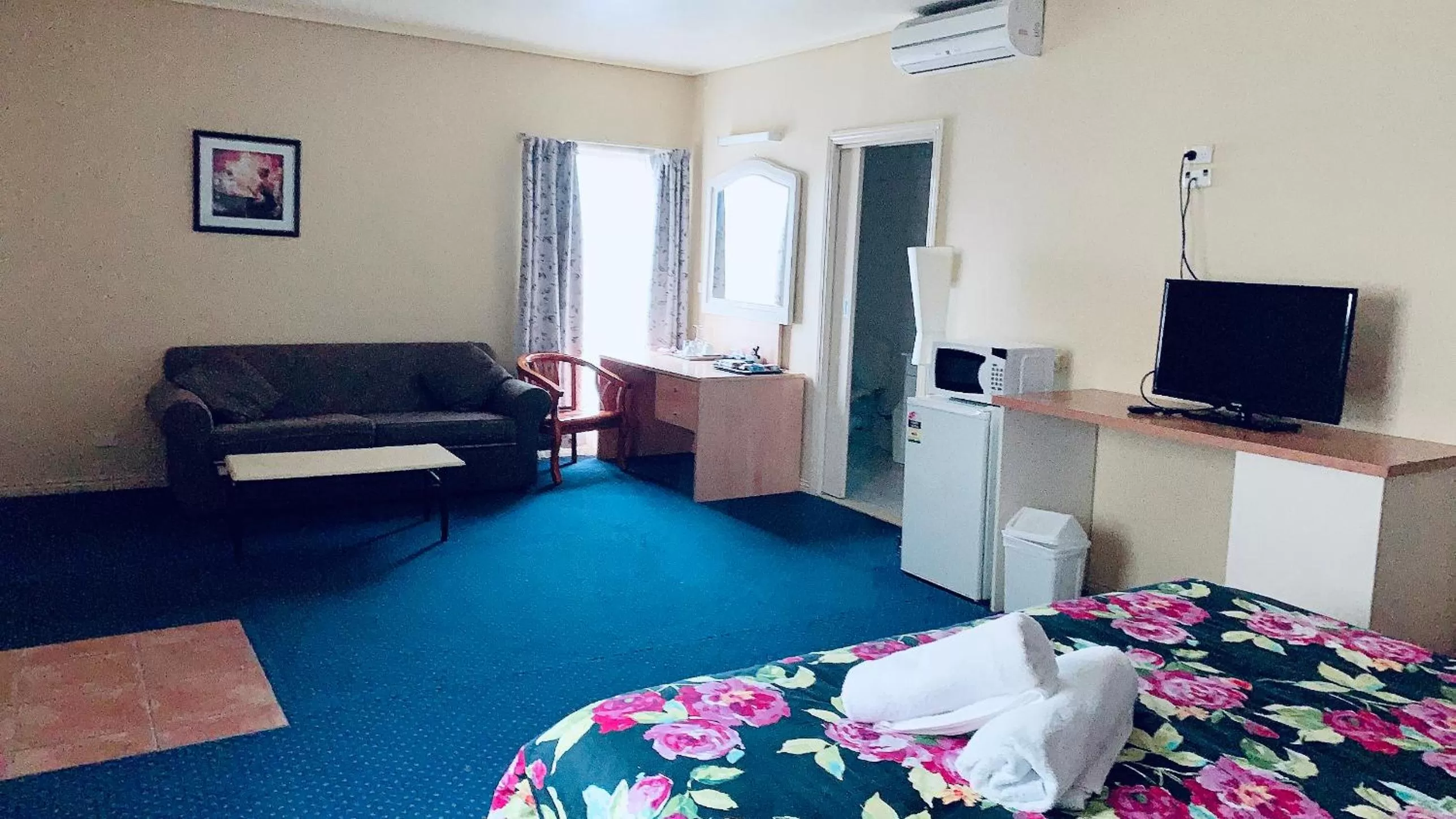 Seating area, Bed in City East Motel