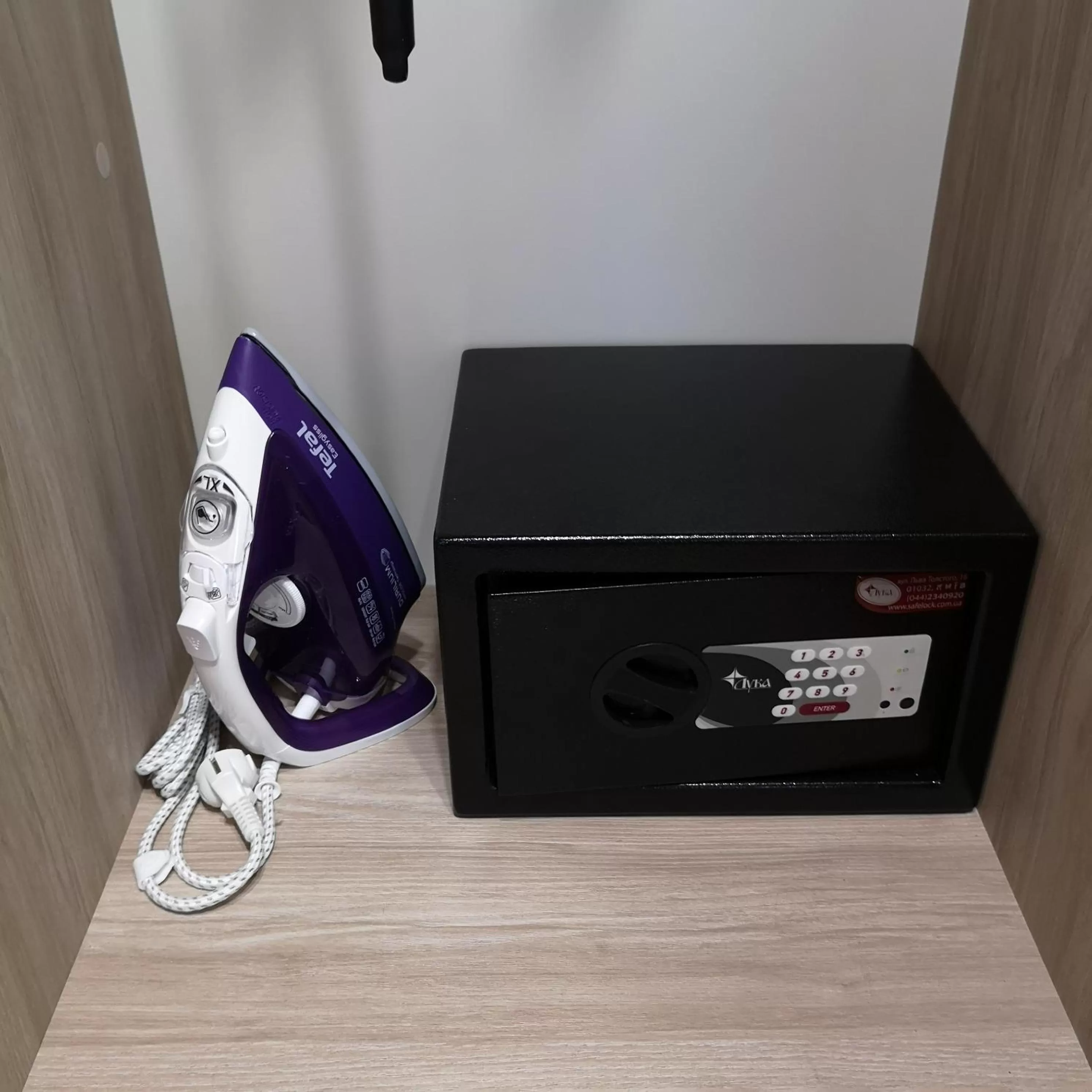 TV/Entertainment Center in ACCOMMODO192