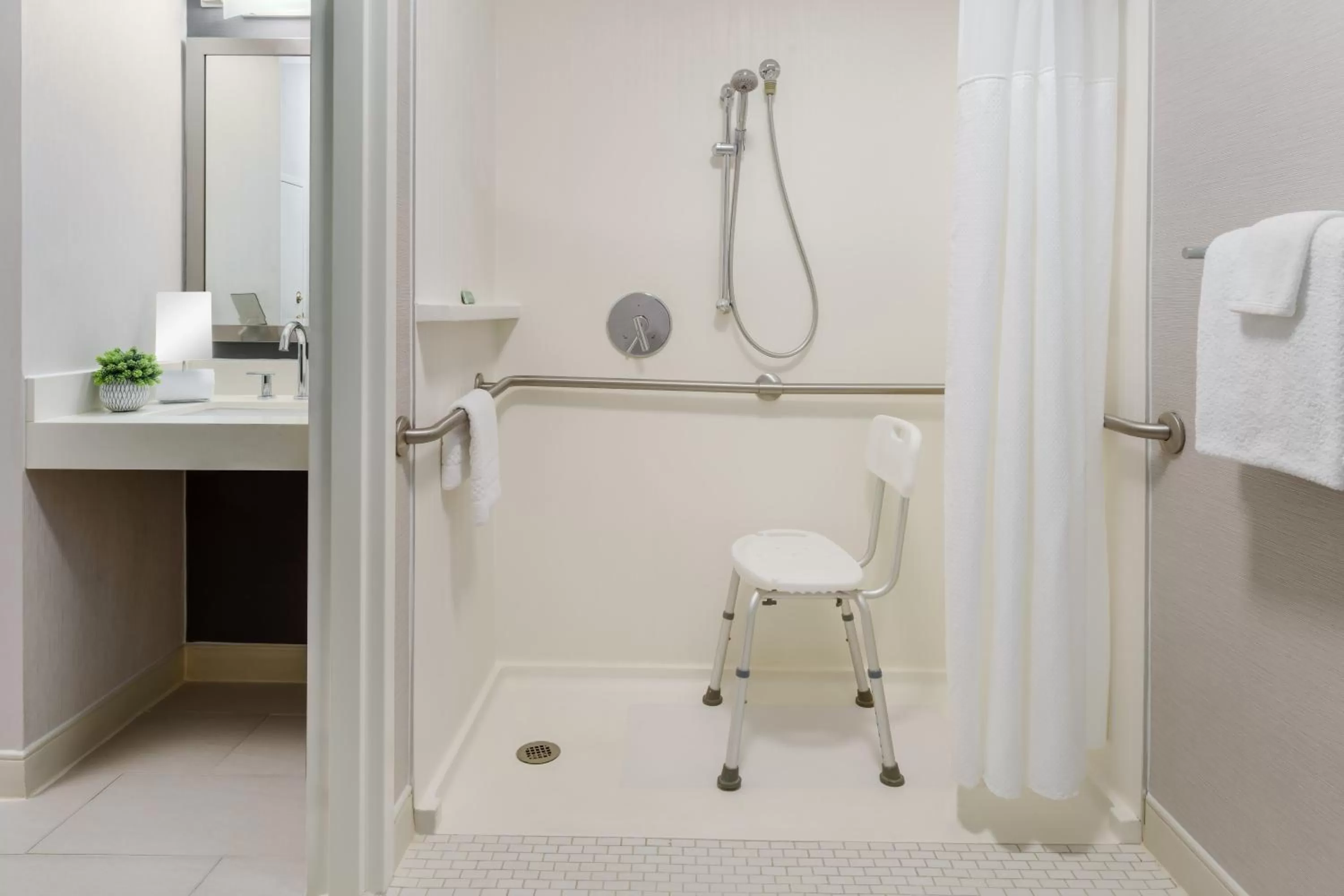 Bathroom in Courtyard Manchester-Boston Regional Airport