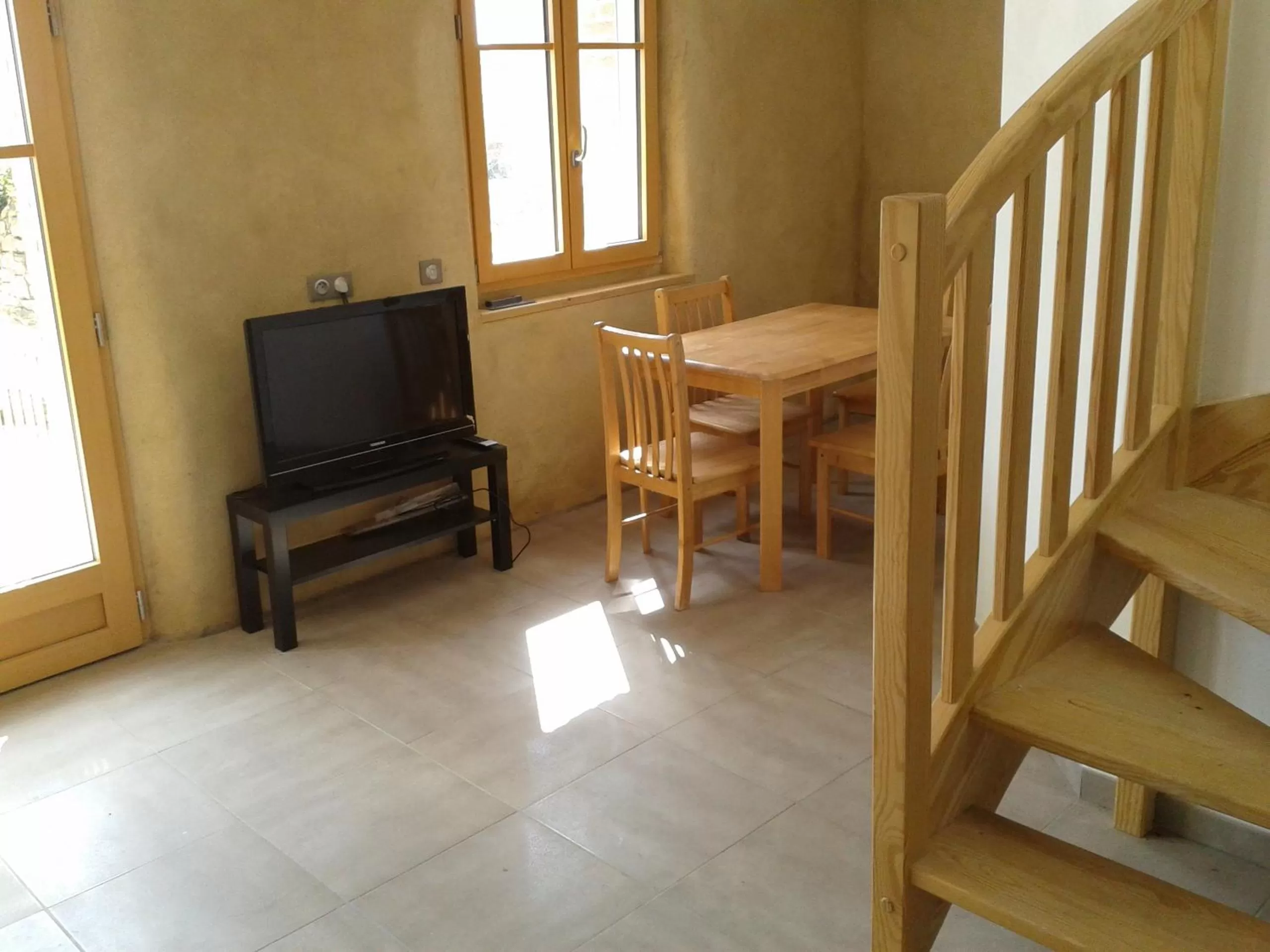 Photo of the whole room, TV/Entertainment Center in Vue sur la Rance