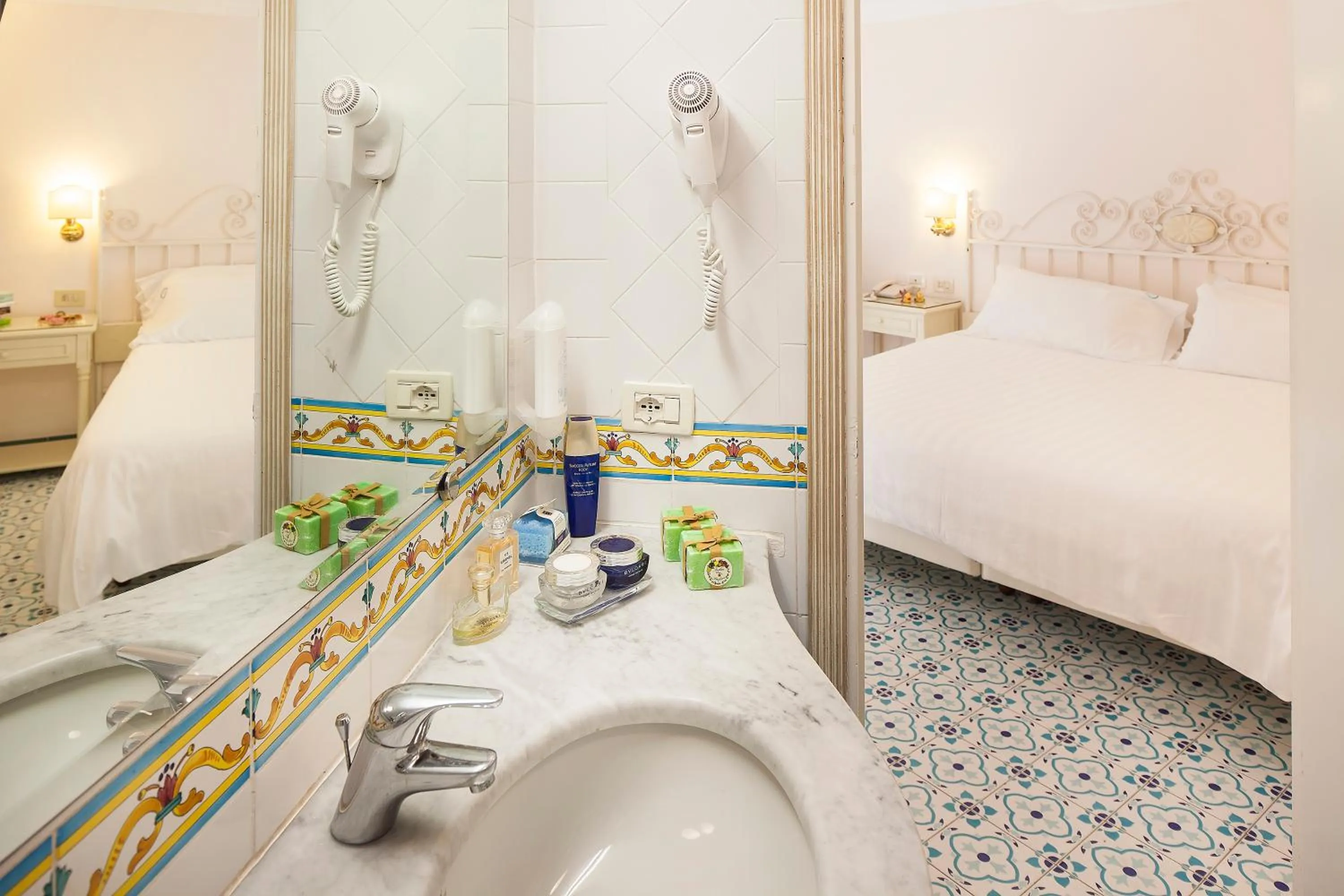 Bathroom, Bed in Hotel Continental Ischia