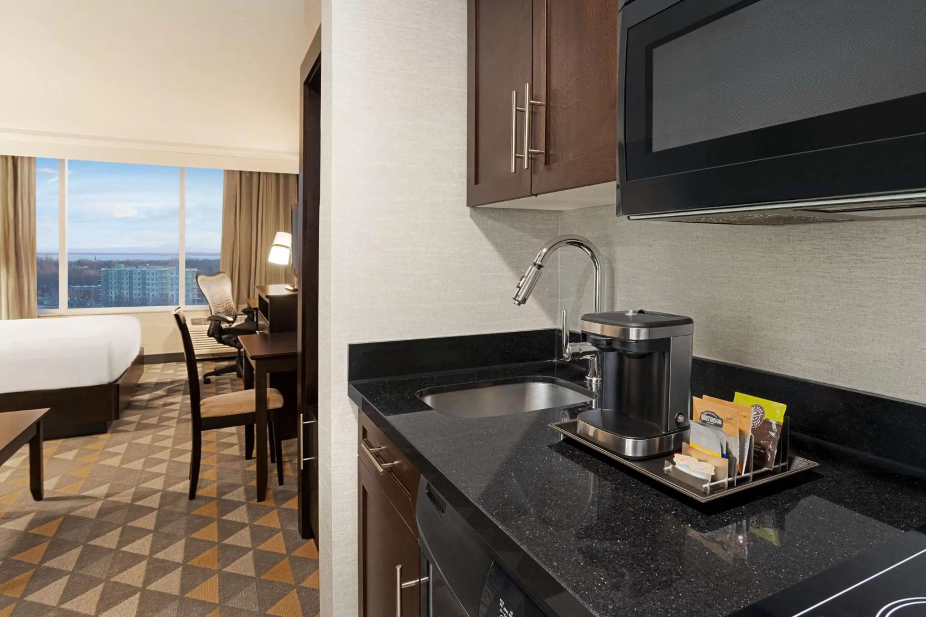 Coffee/tea facilities in Doubletree By Hilton Pointe Claire Montreal Airport West