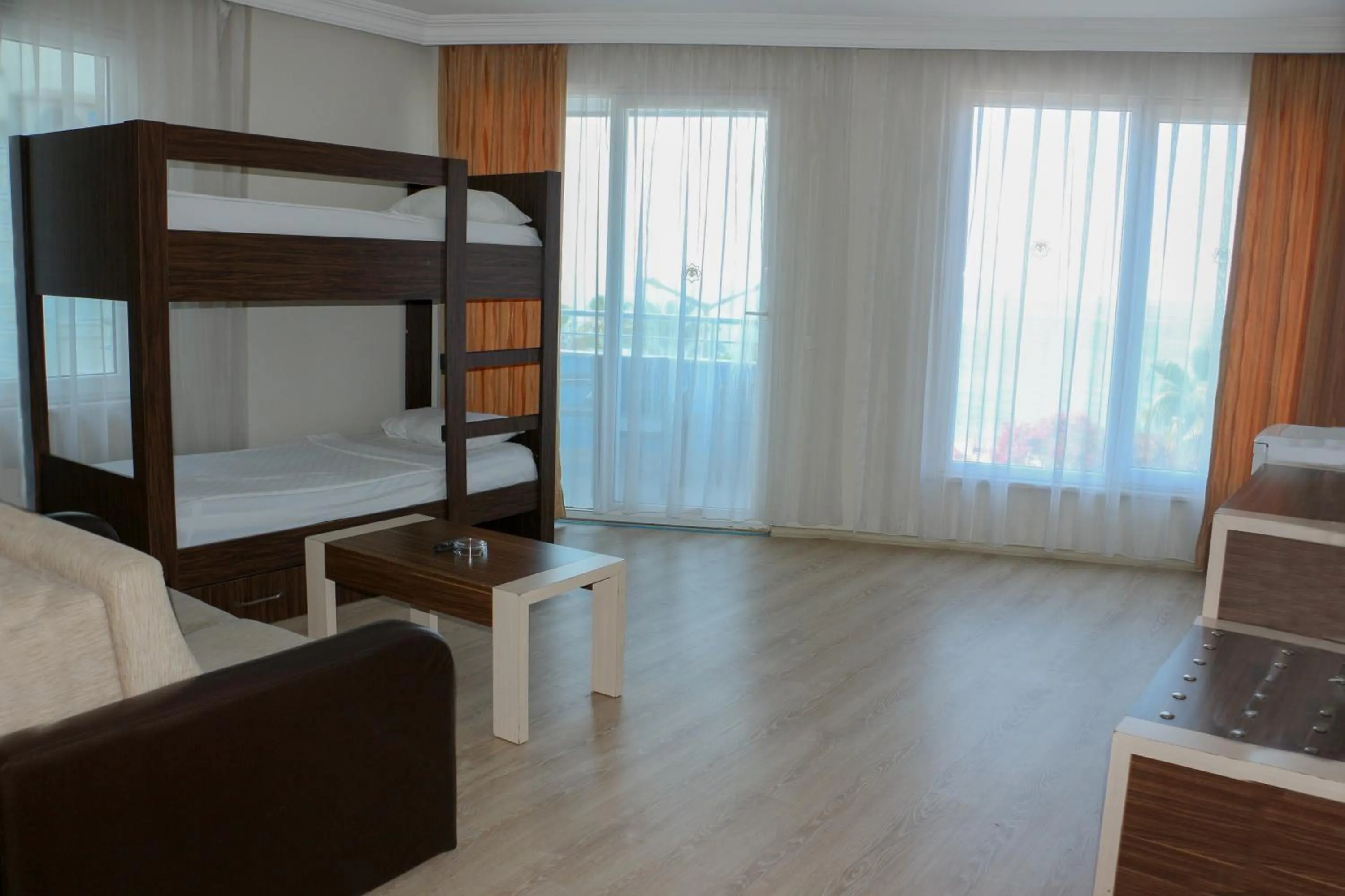 Bed in Hawaii Suite Beach Hotel