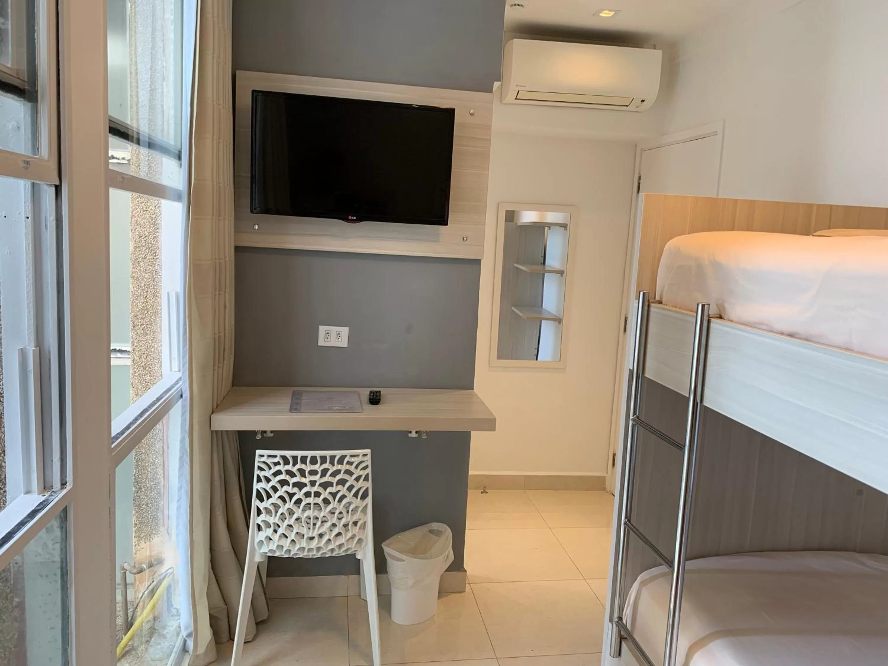 TV and multimedia, TV/Entertainment Center in Grand Hotel Guarujá - A sua Melhor Experiência na Praia!