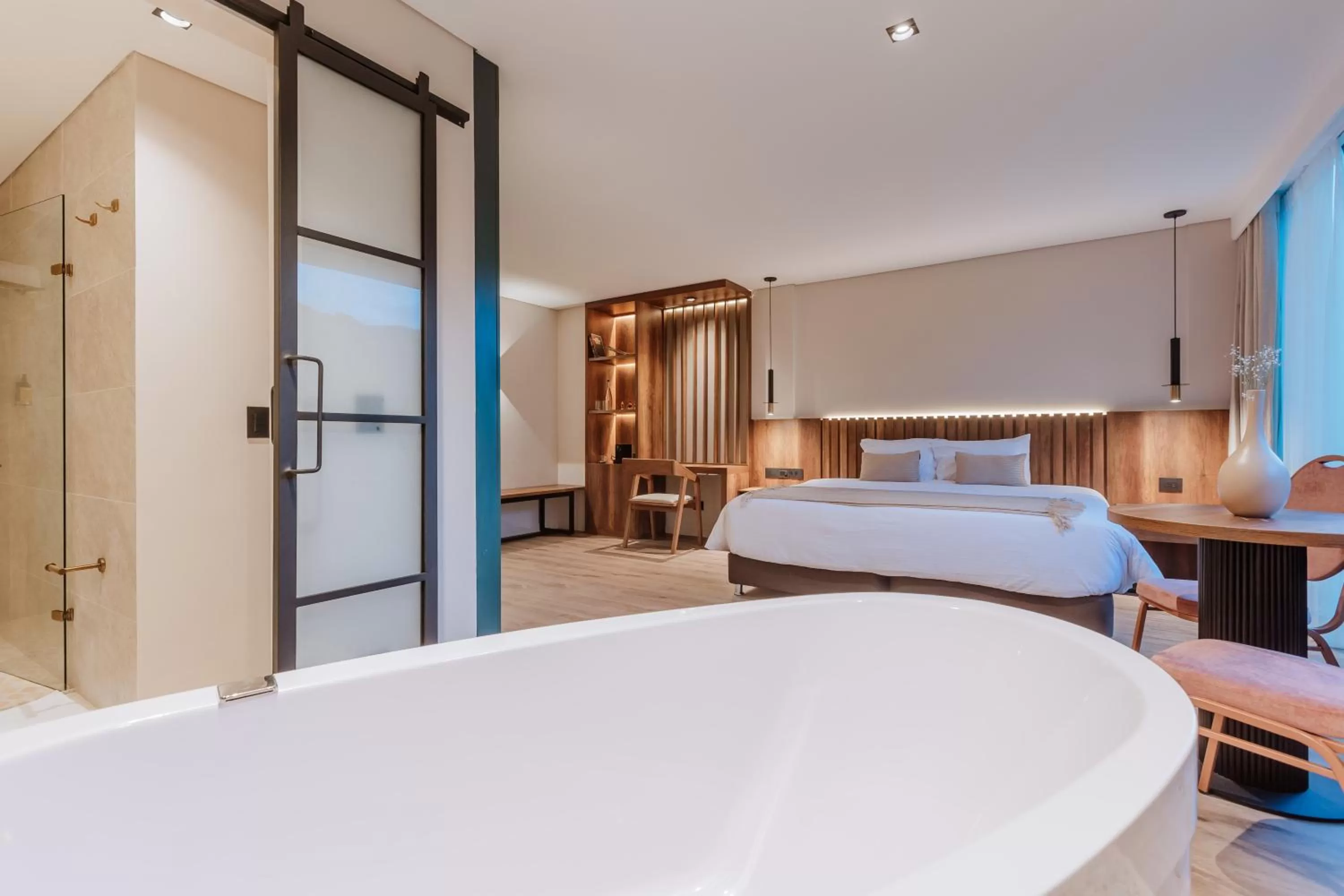 Photo of the whole room, Bed in 1616 Hotel