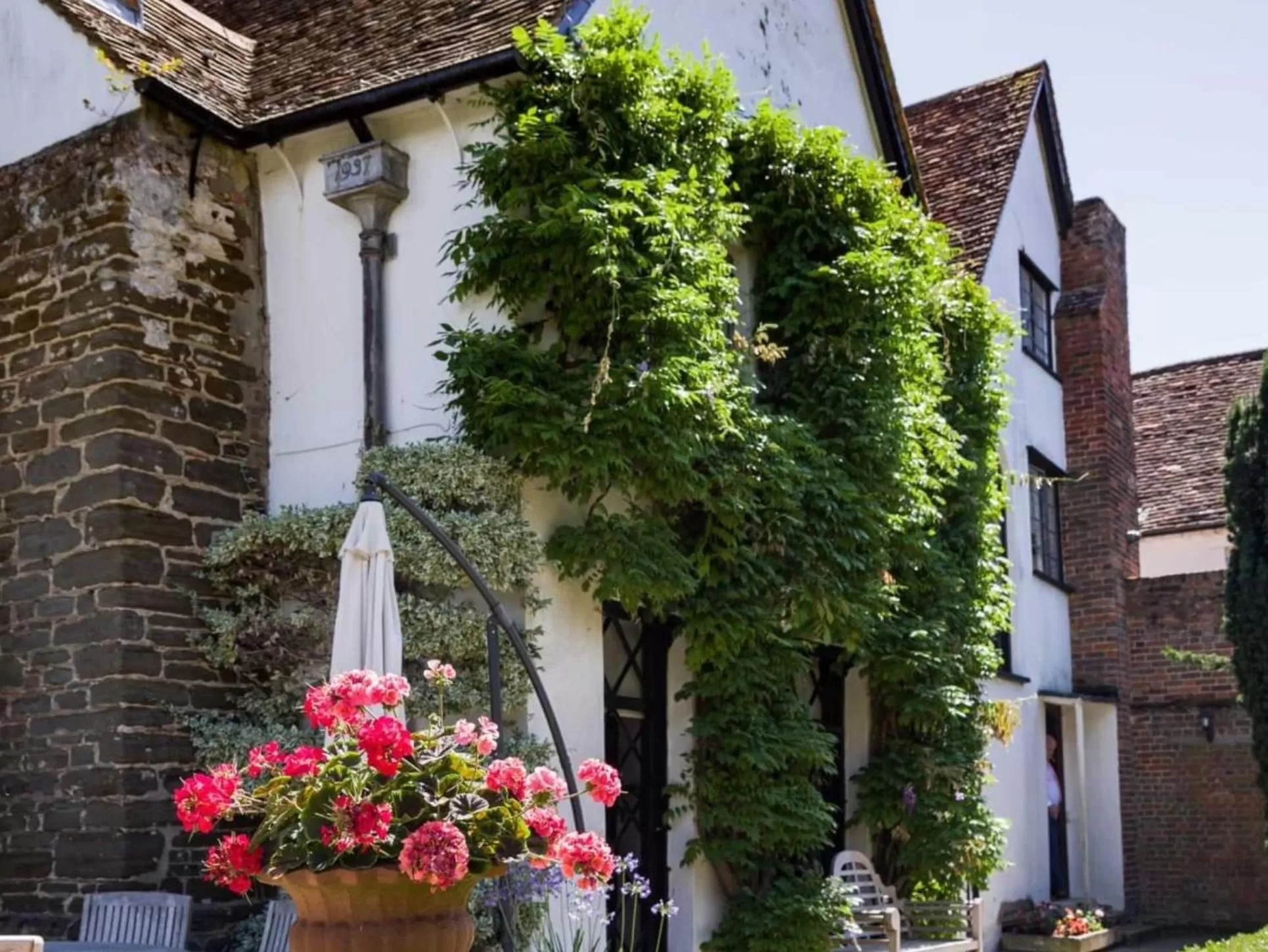 Property building in B&B Harlington Manor