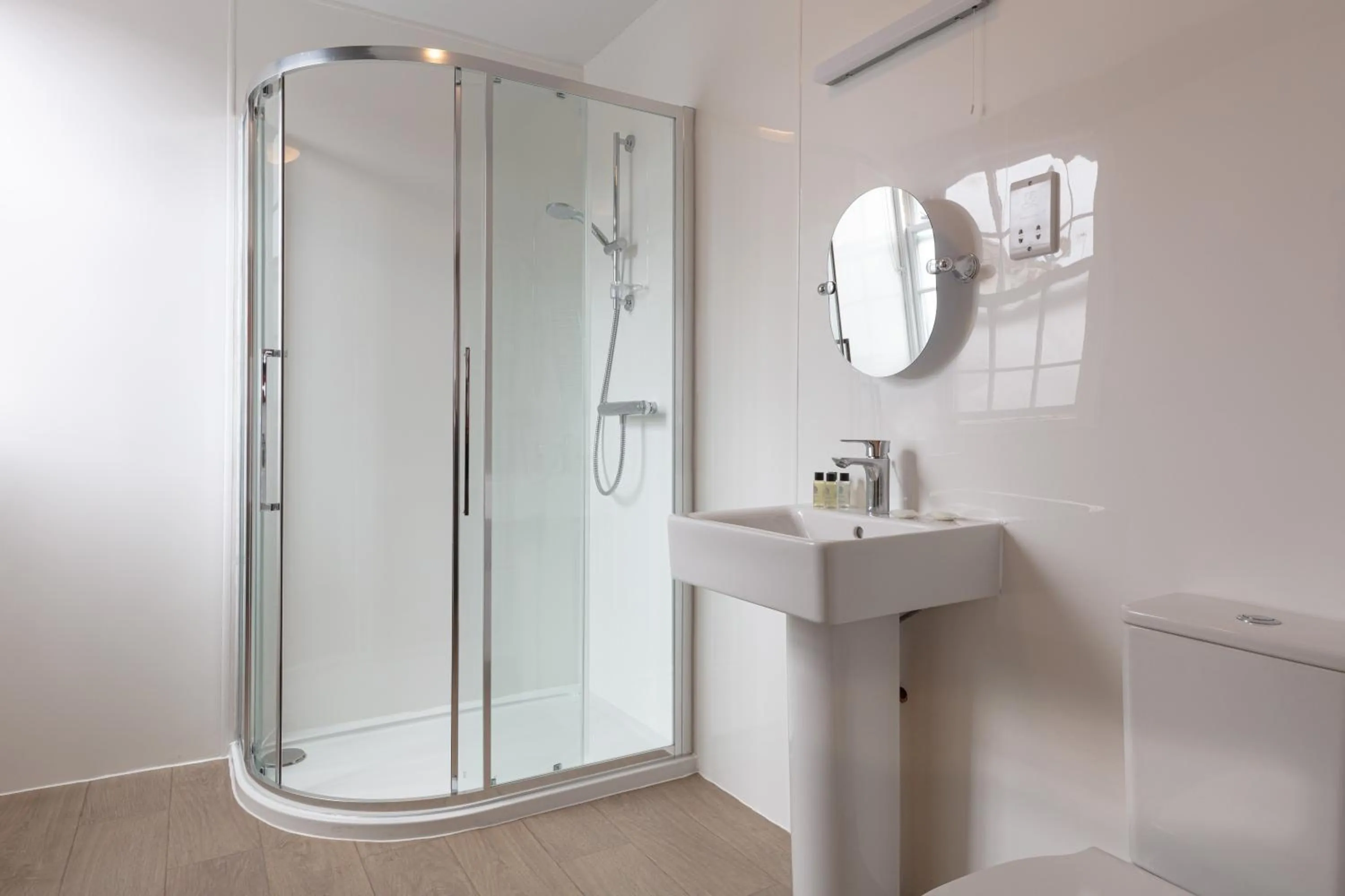 Shower in The New Inn by Roomsbooked