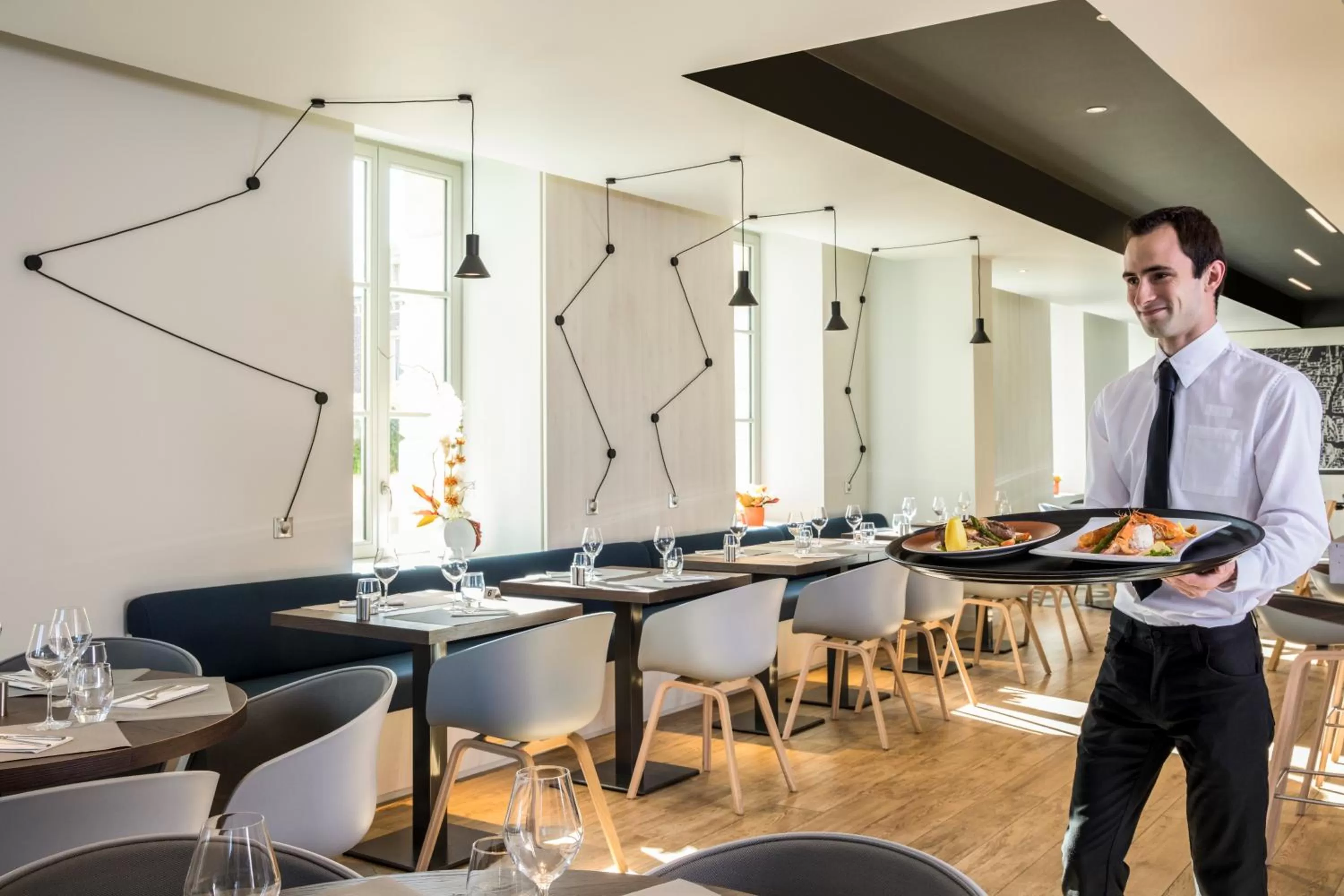 Restaurant/places to eat in Mercure Beauvais Centre Cathédrale