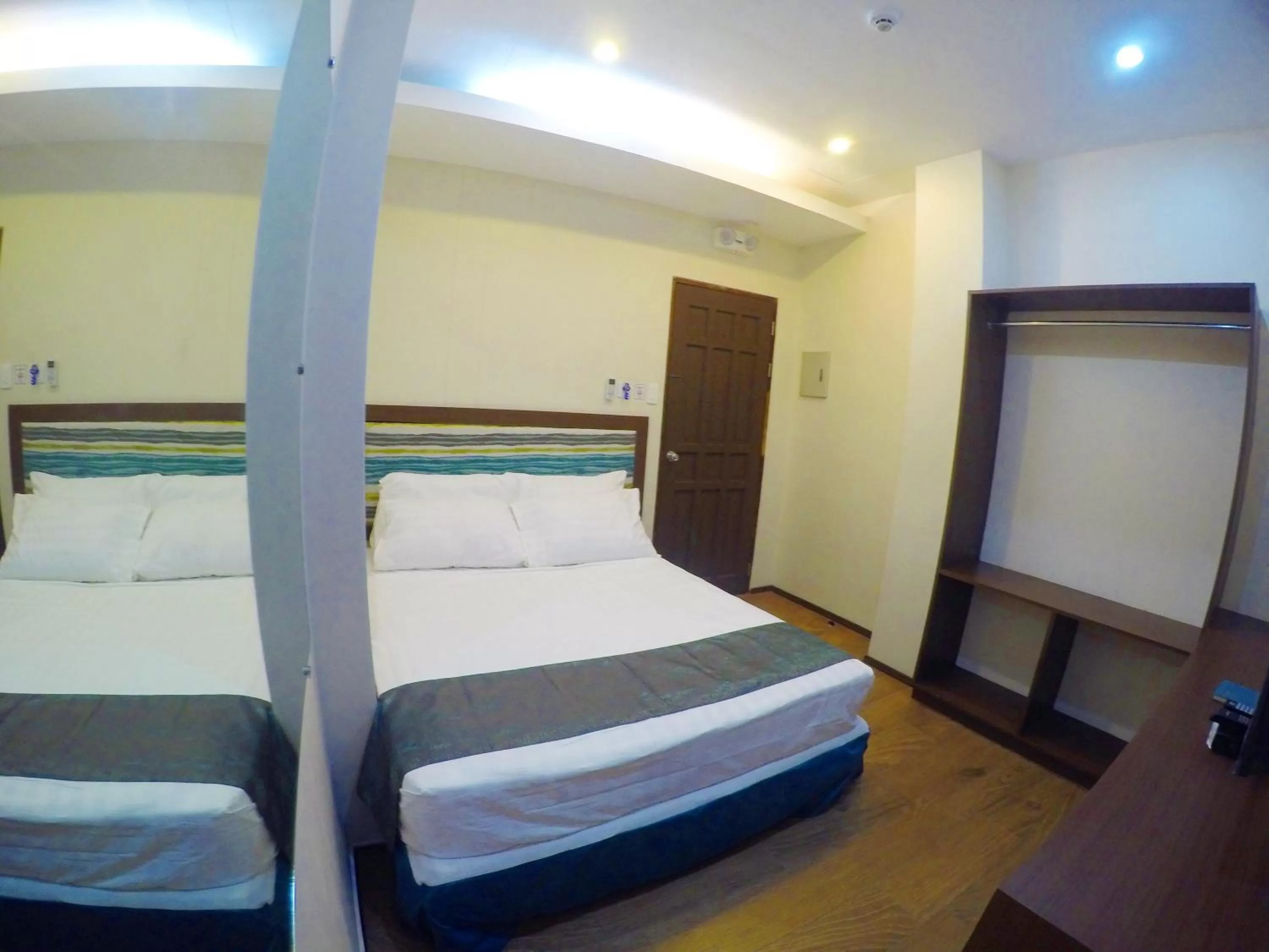 Shower, Bed in Golden Gate Suites