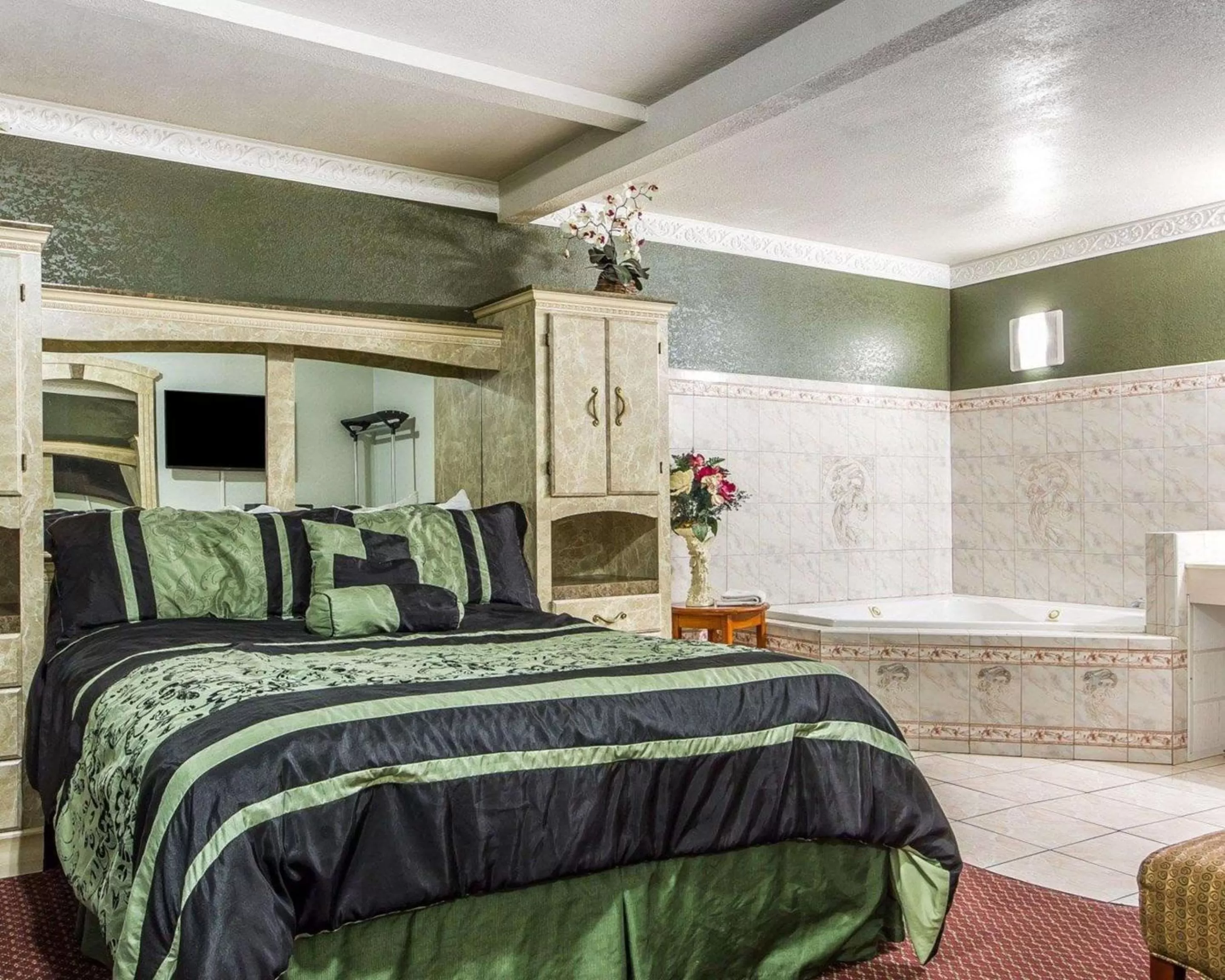 Photo of the whole room, Bed in Sycamore Inn Chico University Area