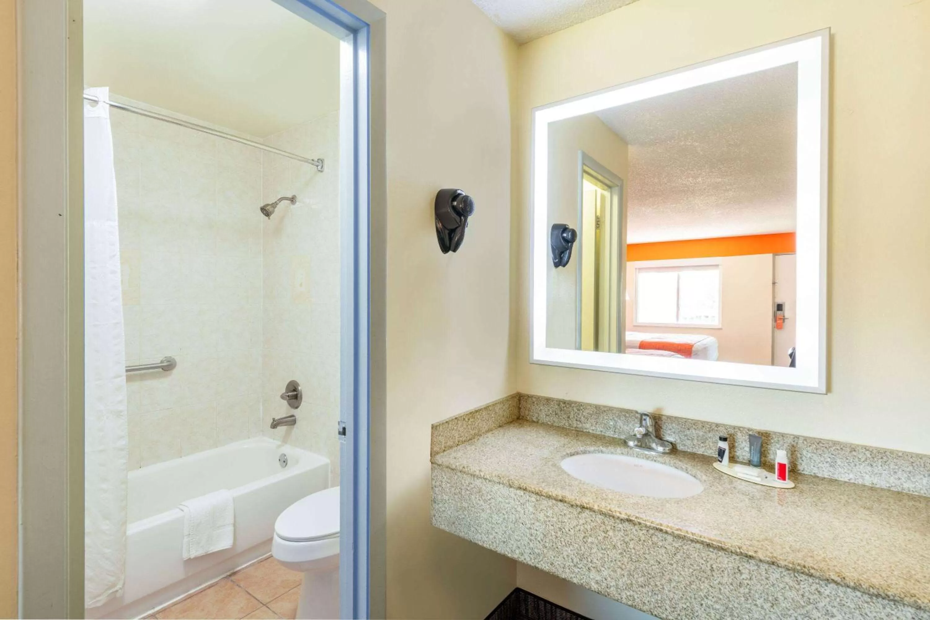 TV and multimedia in Howard Johnson by Wyndham Vero Beach/I-95