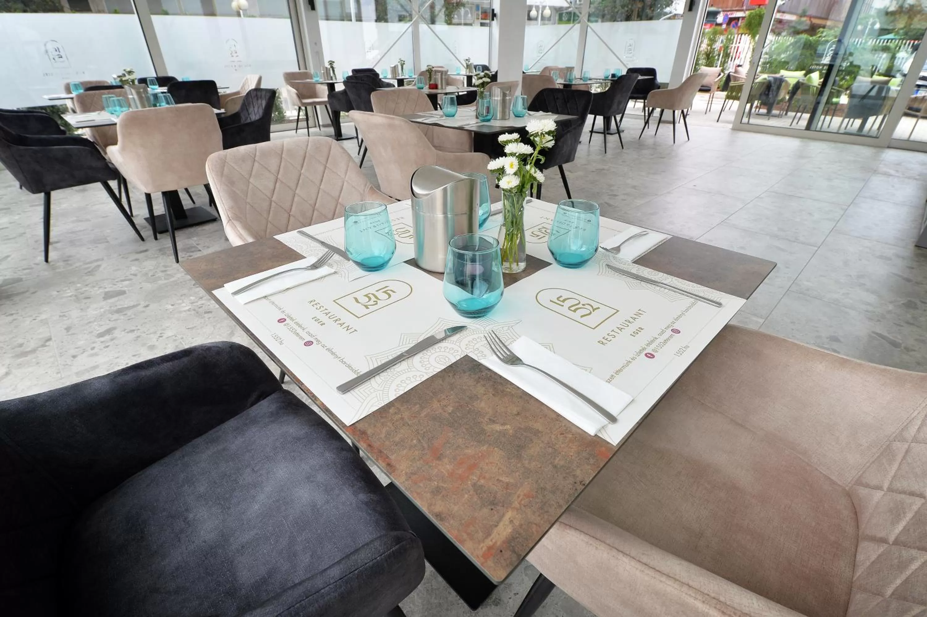 Restaurant/Places to Eat in 1552 Boutique Hotel