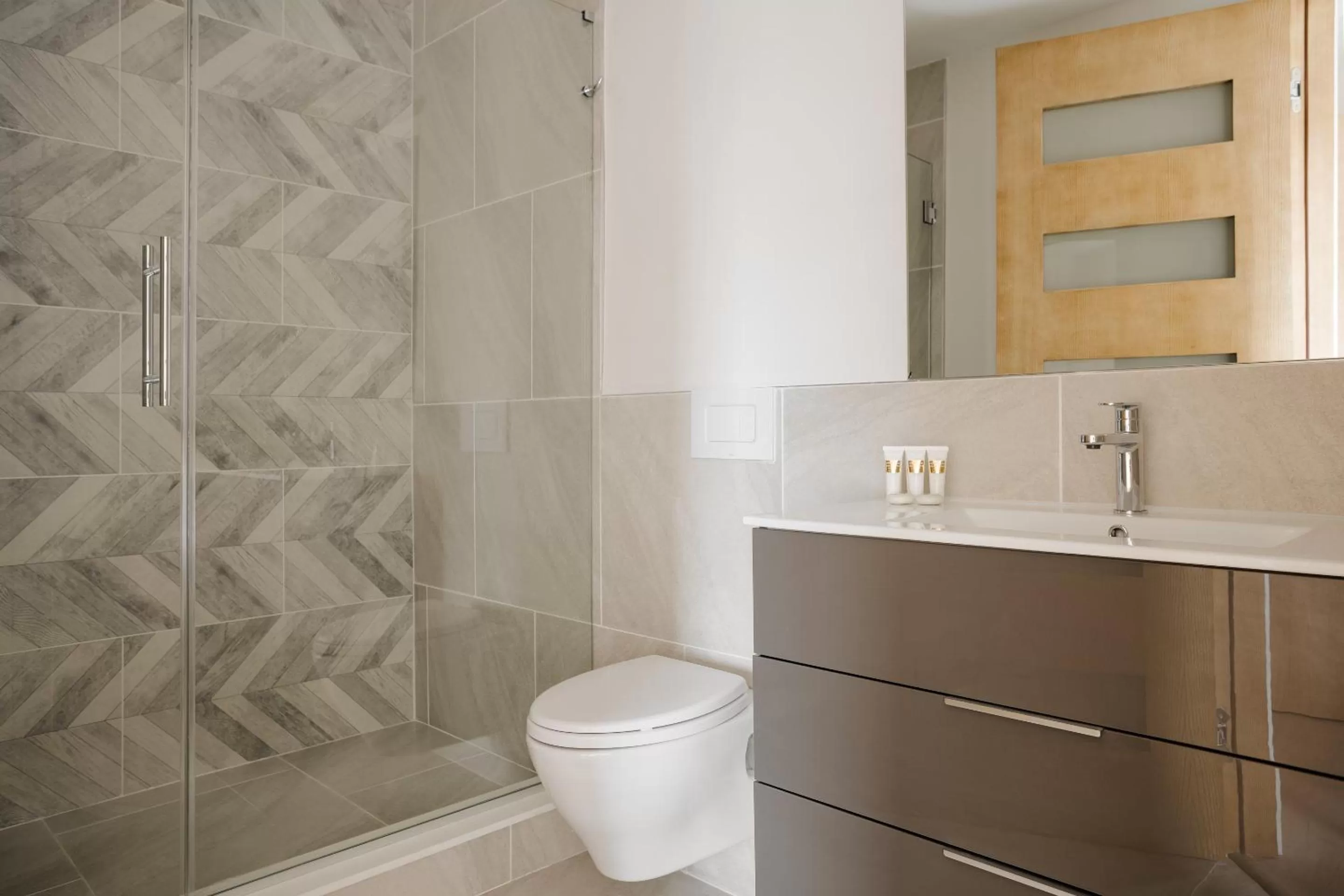 Living room, Bathroom in Sonder The Mint