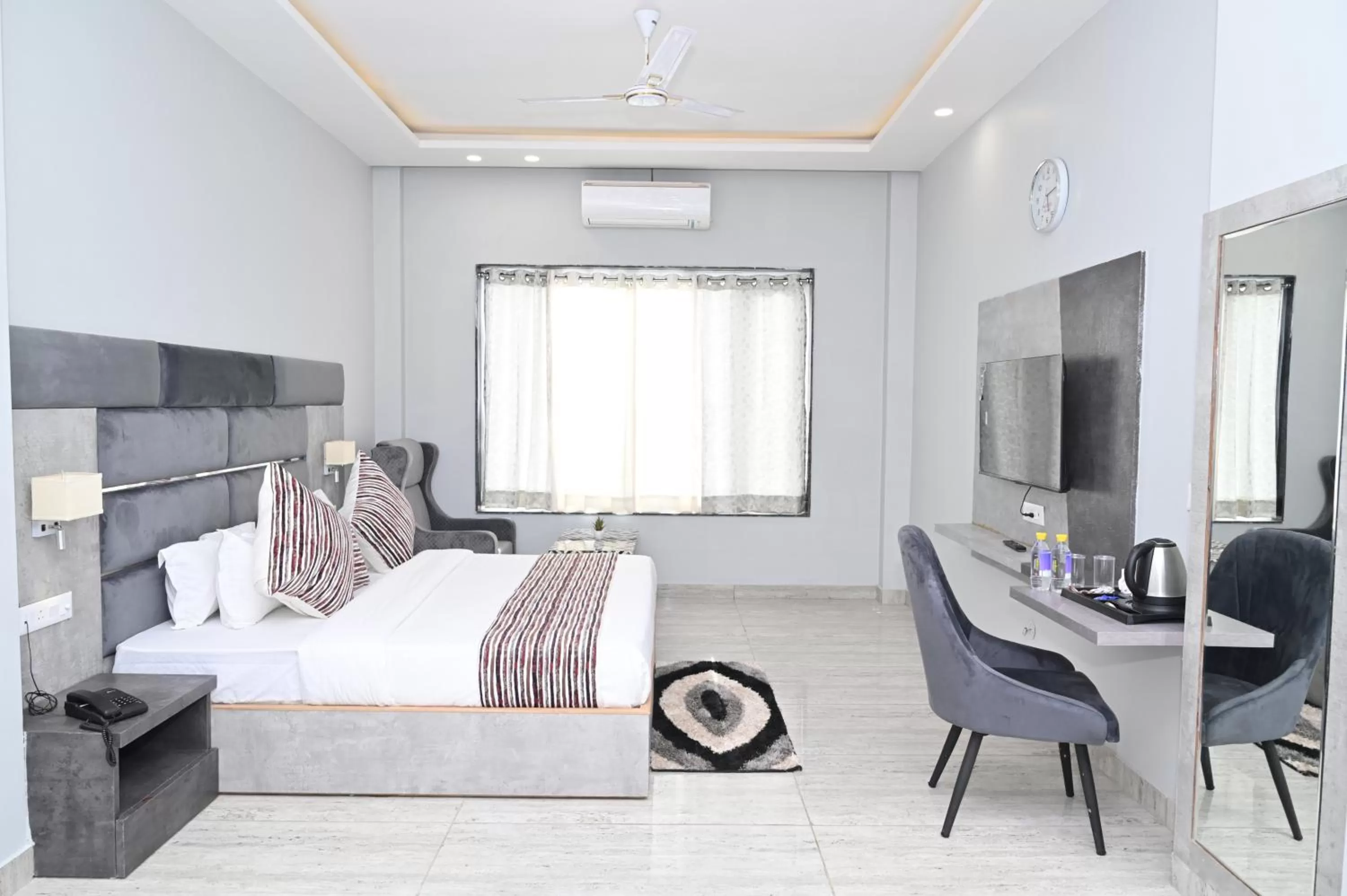 Living room, Bed in Hotel Vasdaa Grand