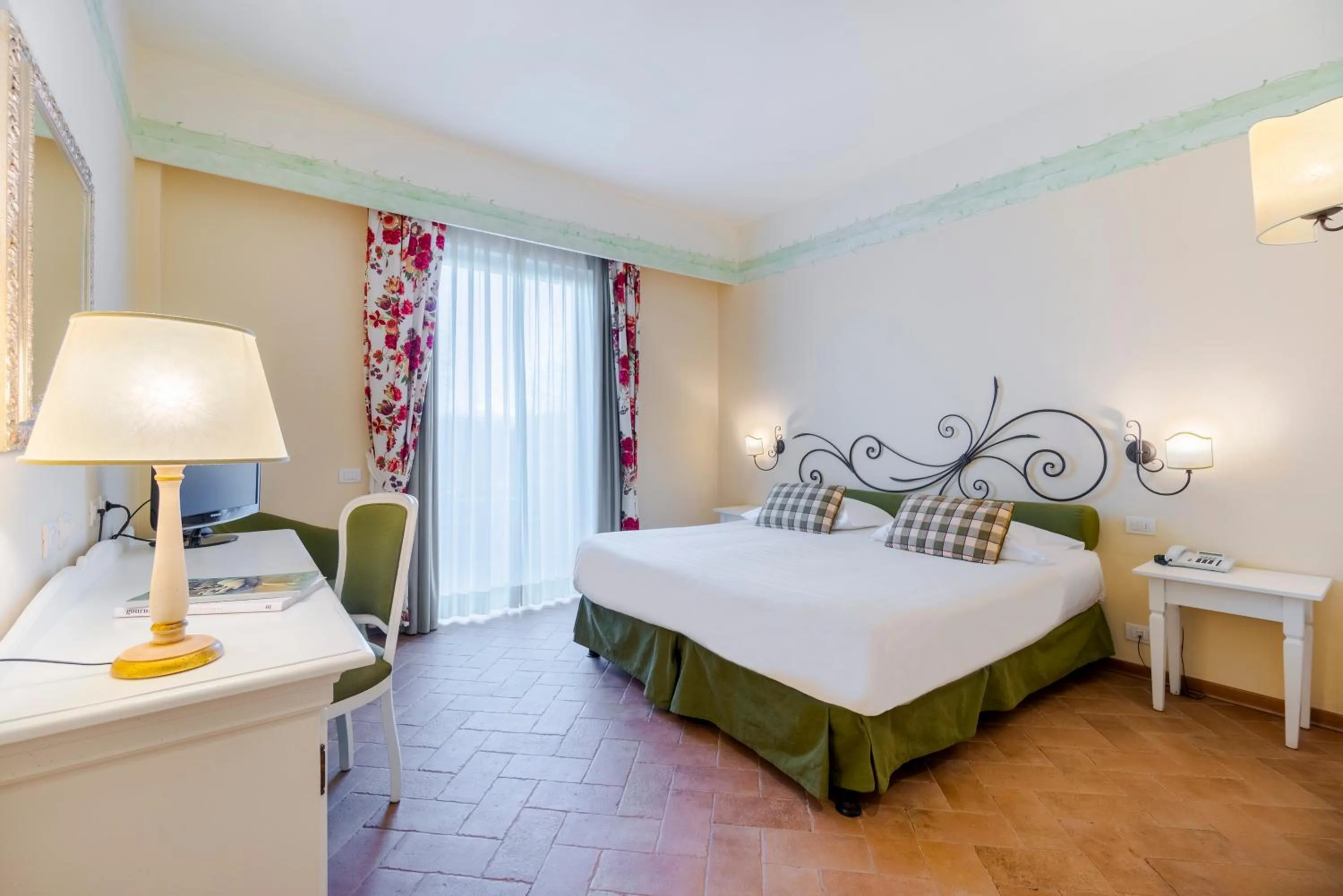 Photo of the whole room, Bed in Hotel Borgo Di Cortefreda - Place of Charme