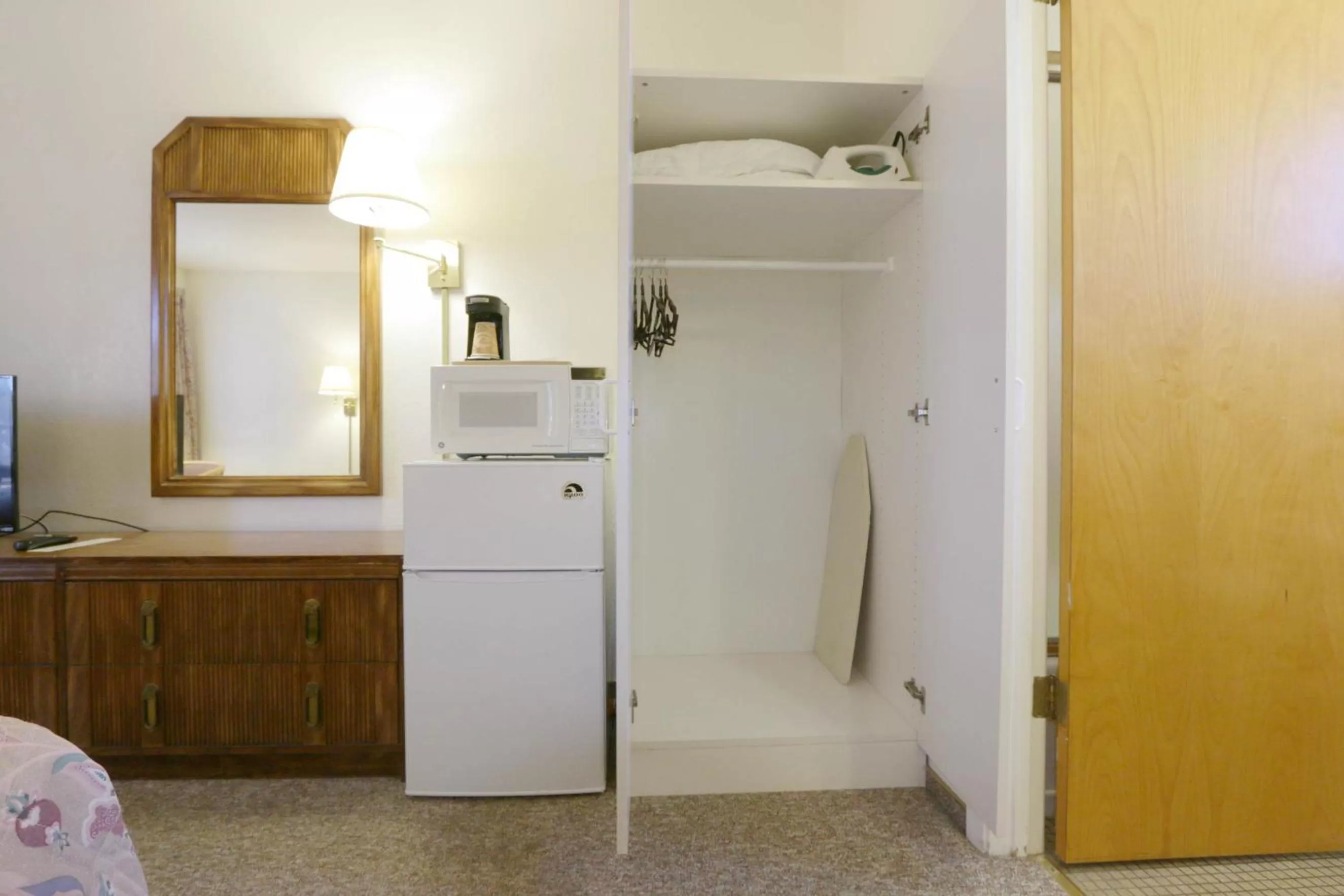 Coffee/tea facilities in Town House Motel