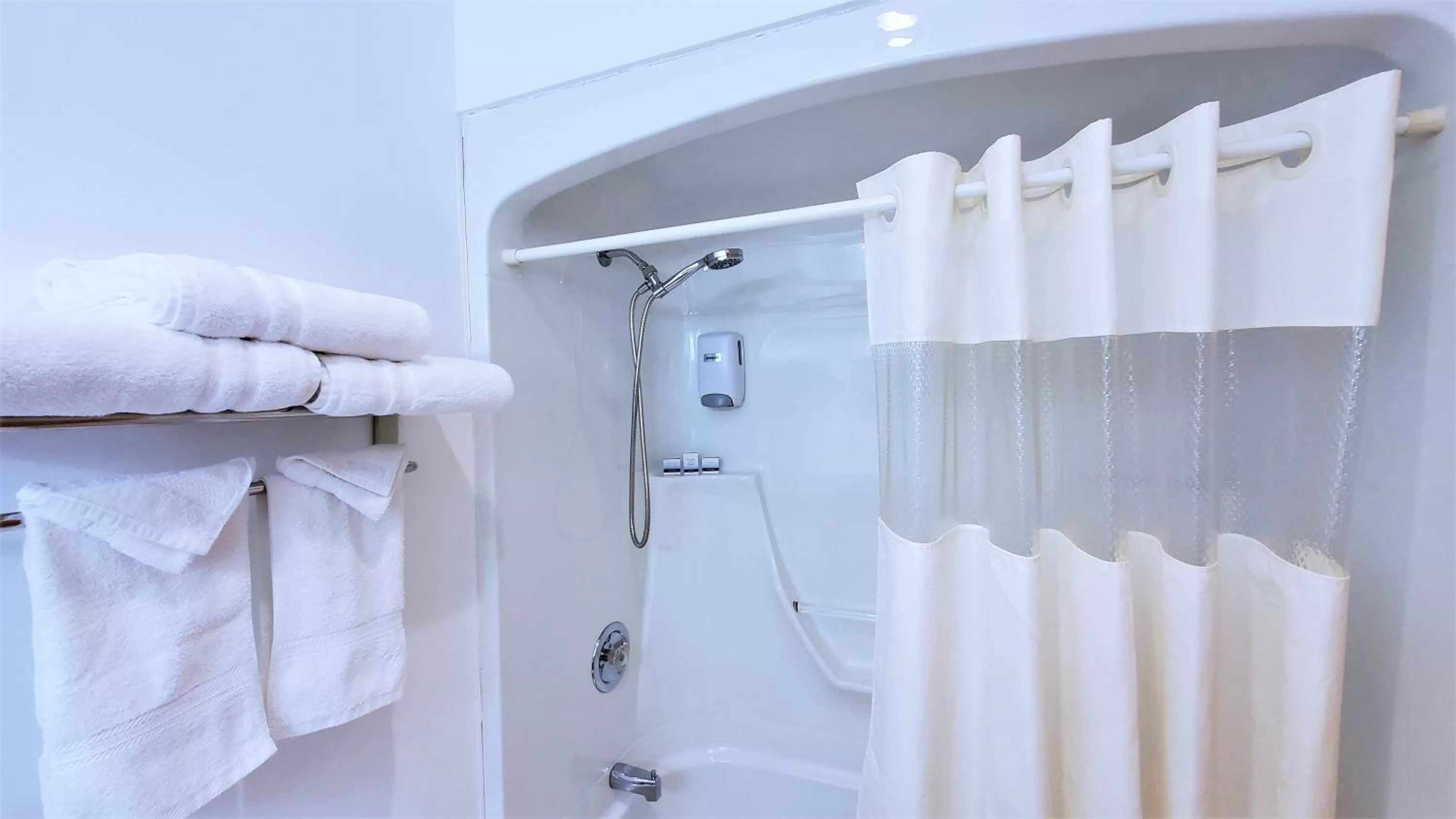 Shower in Knights Inn Colonial Fireside Inn