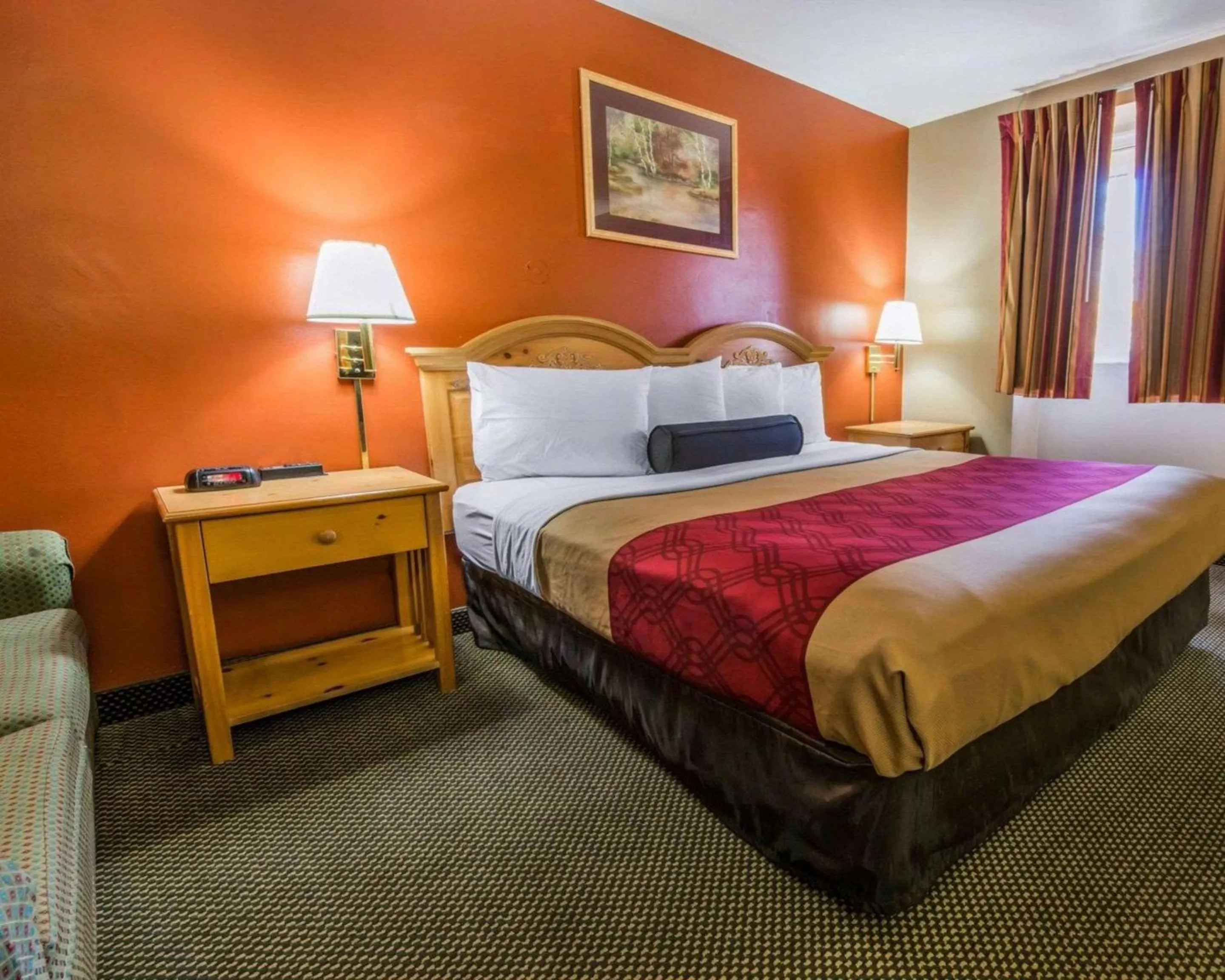 Photo of the whole room, Bed in Econo Lodge Hermitage South